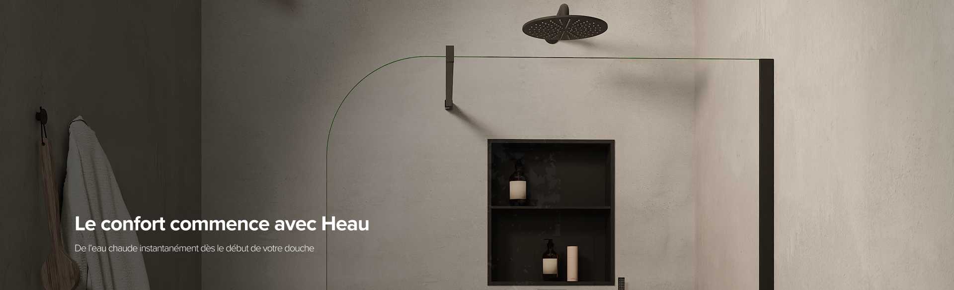 Douche moderne avec douche pluie noire, niche murale intégrée contenant des produits de soin, accompagnée du slogan « Le confort commence chez Heau ». Cette solution innovante pour de l’eau chaude instantanée est disponible chez X²O salles de bains.
