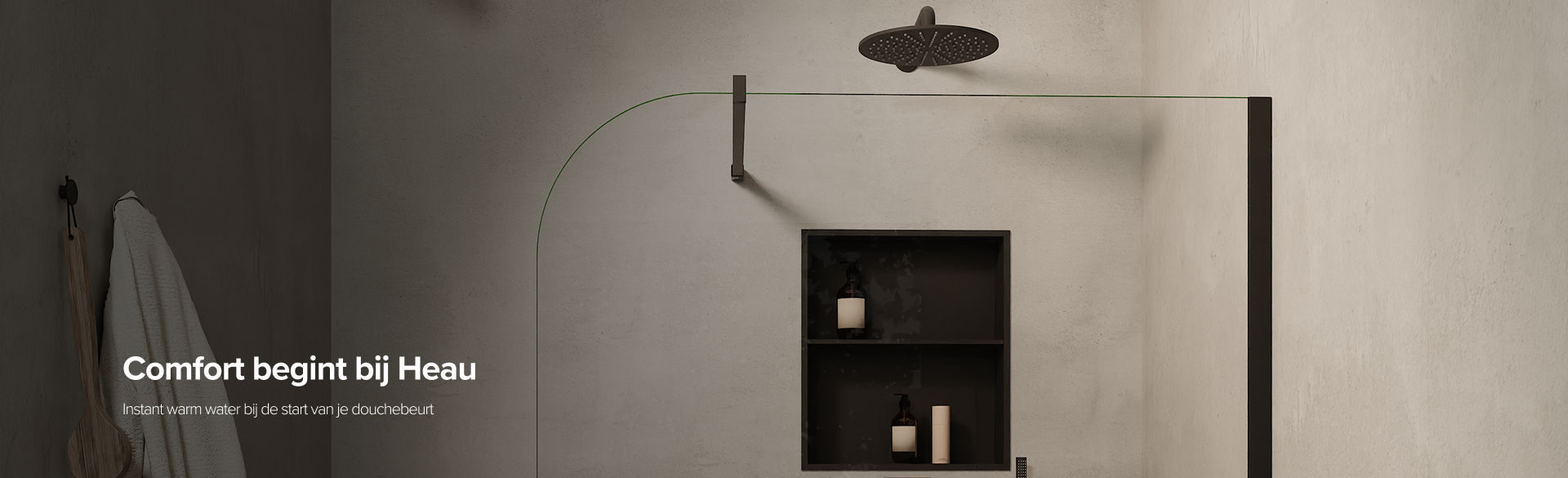 Moderne douchecabine met zwarte regendouche, ingebouwde wandnis met verzorgingsproducten en de slogan “Comfort begint bij Heau”. Deze innovatieve oplossing voor instant warm water is verkrijgbaar bij X²O badkamers.