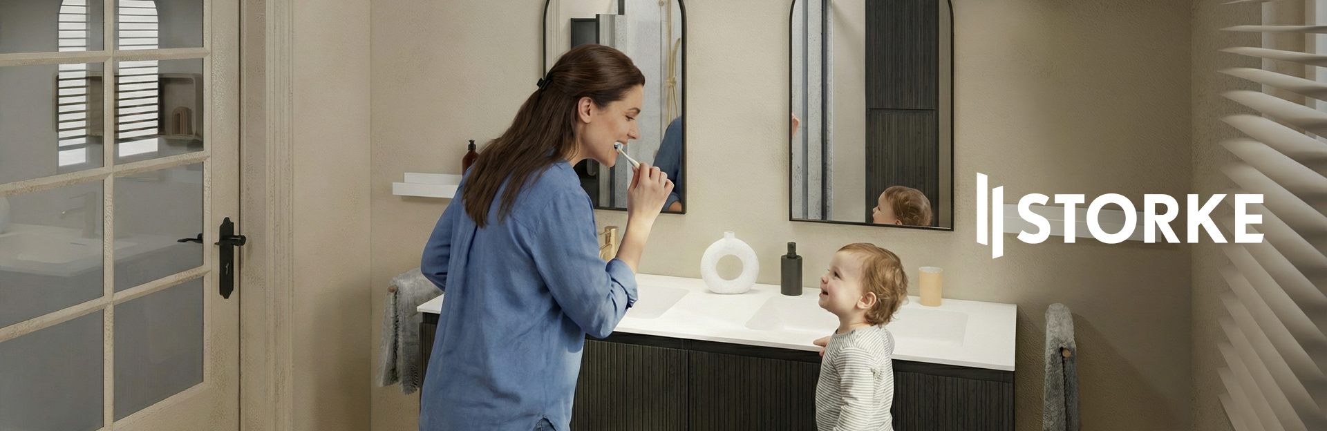 Frau, die sich die Zähne putzt, neben einem kleinen Kind vor einem dunkel geriffelten Badezimmermöbel mit Doppelwaschbecken und zwei rechteckigen Spiegeln, in einem hellen Badezimmer mit Fensterabdeckung und Accessoires, dargestellt als Storke-Stimmungsbild bei x²o Badezimmer.