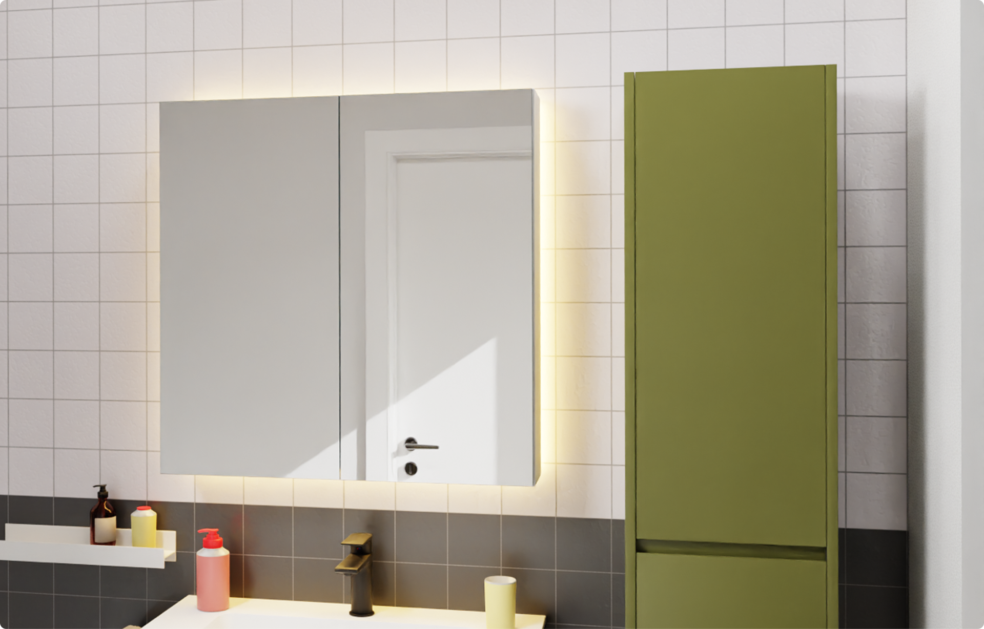 Storke Seda Olive Hochschrank in Olivgrün neben einem zweitürigen Spiegelschrank mit integrierter Beleuchtung, montiert über einem Waschbecken mit schwarzer Armatur vor einer weiß-grau gefliesten Wand in einem Badezimmer von x²o Badezimmer.