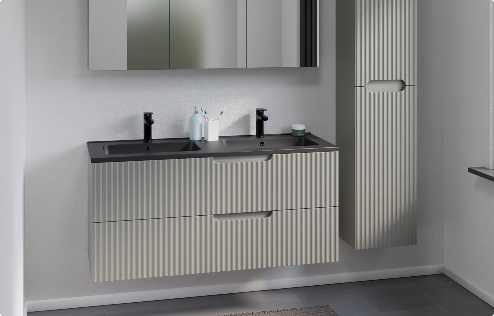 Hängender Storke Linie Ribbo Badezimmerunterschrank in Greige mit vertikal geriffelter Front, doppeltem integriertem Waschbecken in dunkler Platte und zwei mattschwarzen Armaturen, kombiniert mit einem passenden Hochschrank an einer hellgrauen Wand in einem modernen Badezimmer von x²o Badezimmer.