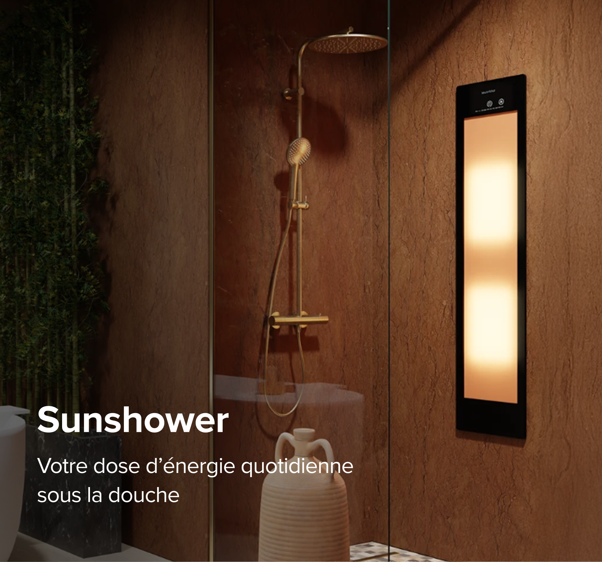 Salle de bains élégante avec une baignoire blanche, un panneau Sunshower lumineux intégré dans un mur en bois brun et une douche dorée. Plantes vertes apportent une touche naturelle. Idéal pour x²o salles de bains.