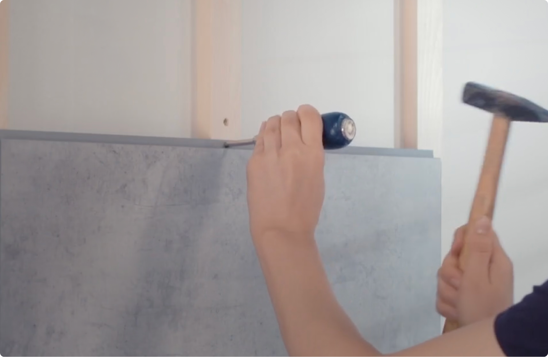 Plaatsing van een Dumawall wandpaneel in een badkamer van x²o badkamers waarbij het paneel eenvoudig tegen de muur wordt bevestigd.