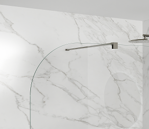 Afgeronde douchewand met glazen steun in witte marmerlook wand – X²O Badkamers.