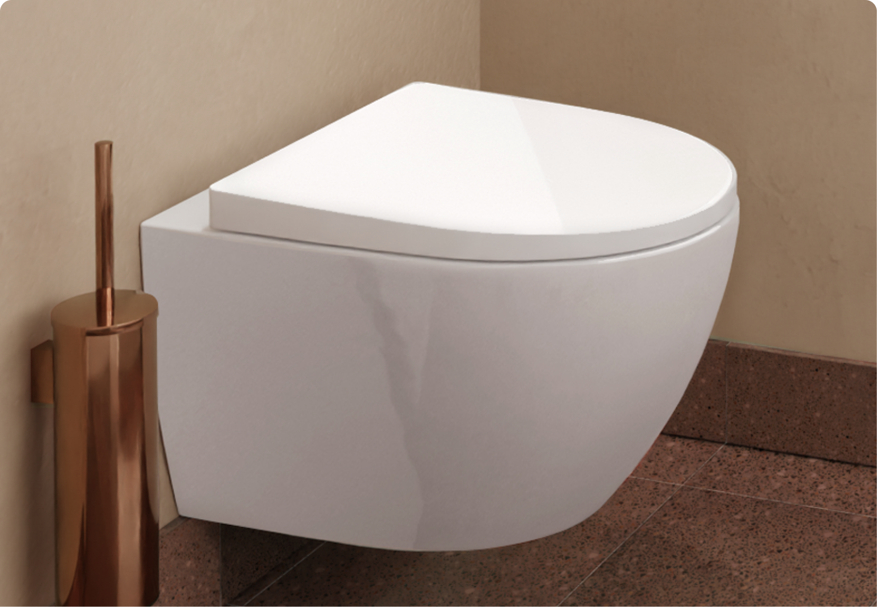 Glanzend wit hangtoilet tegen een roodbruine wand, met een koperkleurige toiletborstel. Warme luxe van x²o badkamers.