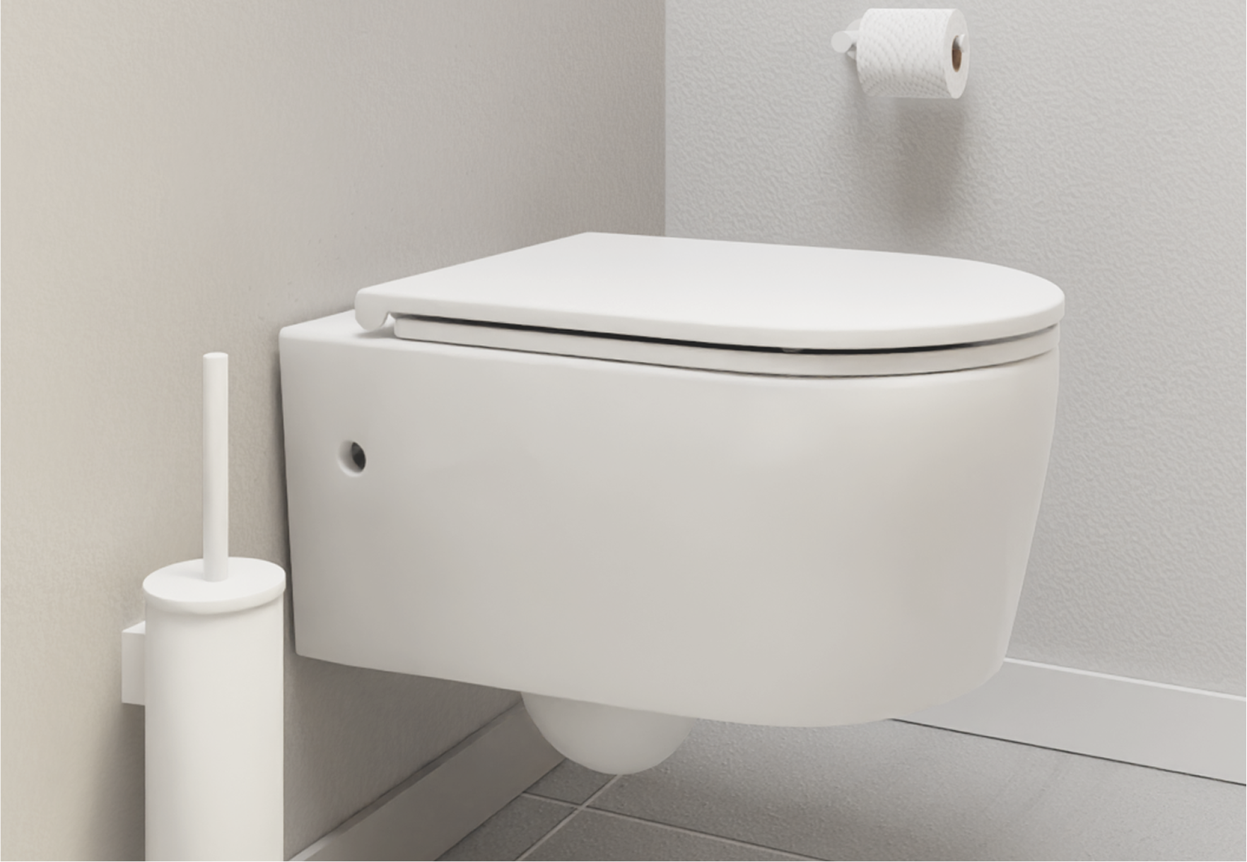 Witte hangwc met gesloten deksel tegen een lichtgrijze wand. Links een witte toiletborstel, rechts een wc-rol. Praktisch design van x²o badkamers.