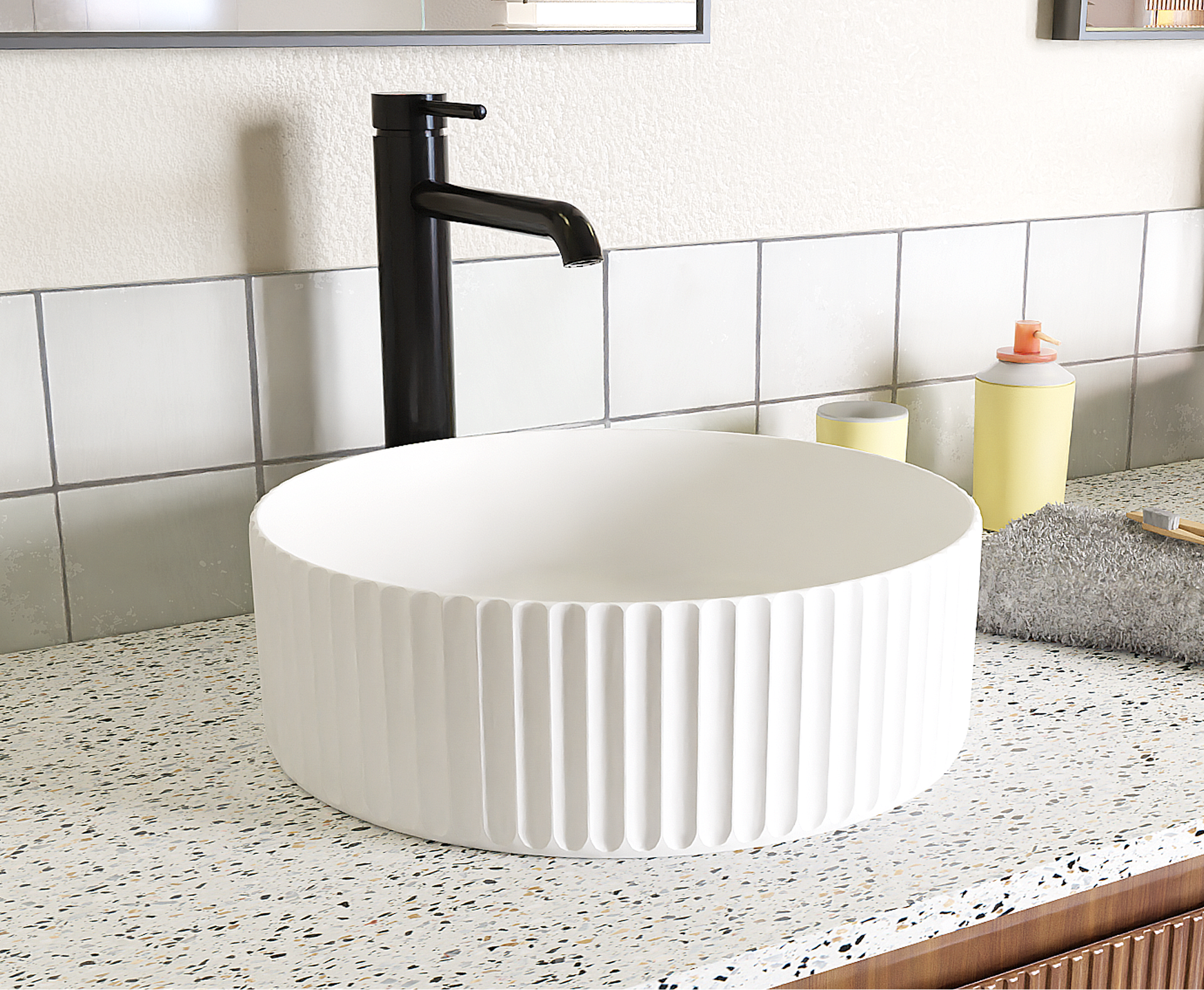 Vasque ronde à poser de x²o salles de bains avec extérieur nervuré, sur plan moucheté avec robinet noir.