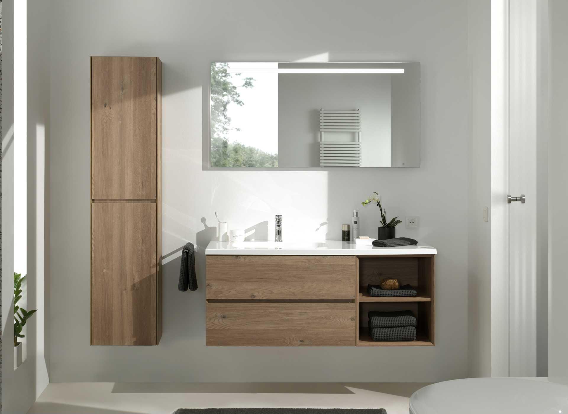 Salle de bains moderne de x²o salles de bains avec meuble en bois, armoire miroir et rangement ouvert dans un espace lumineux.