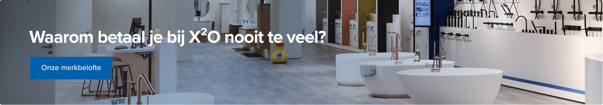 Call-to-action banner van x²o badkamers met de tekst “Waarom betaal je bij x²o nooit te veel?”. De afbeelding toont een ruime x²o showroom met vrijstaande baden, wastafels, kranen en badkameropstellingen. Links staat een blauwe knop met de tekst “Onze merkbelofte”.