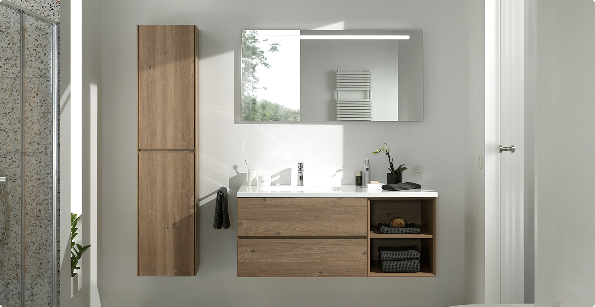 Modernes Badezimmer mit Holz-Waschtisch, passendem Hochschrank, Waschbecken mit Spiegel und offenem Regal mit Handtüchern