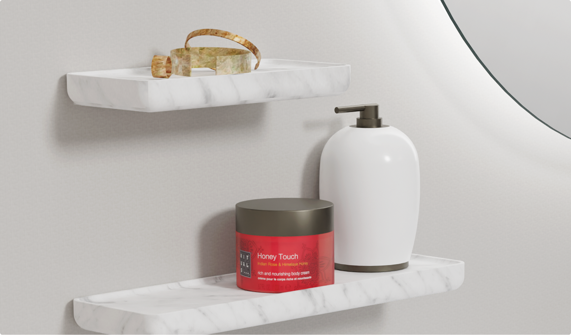 Weiße Badezimmerregale aus Marmor mit Seifenspender, Pflegeprodukt und Armband als Dekoration