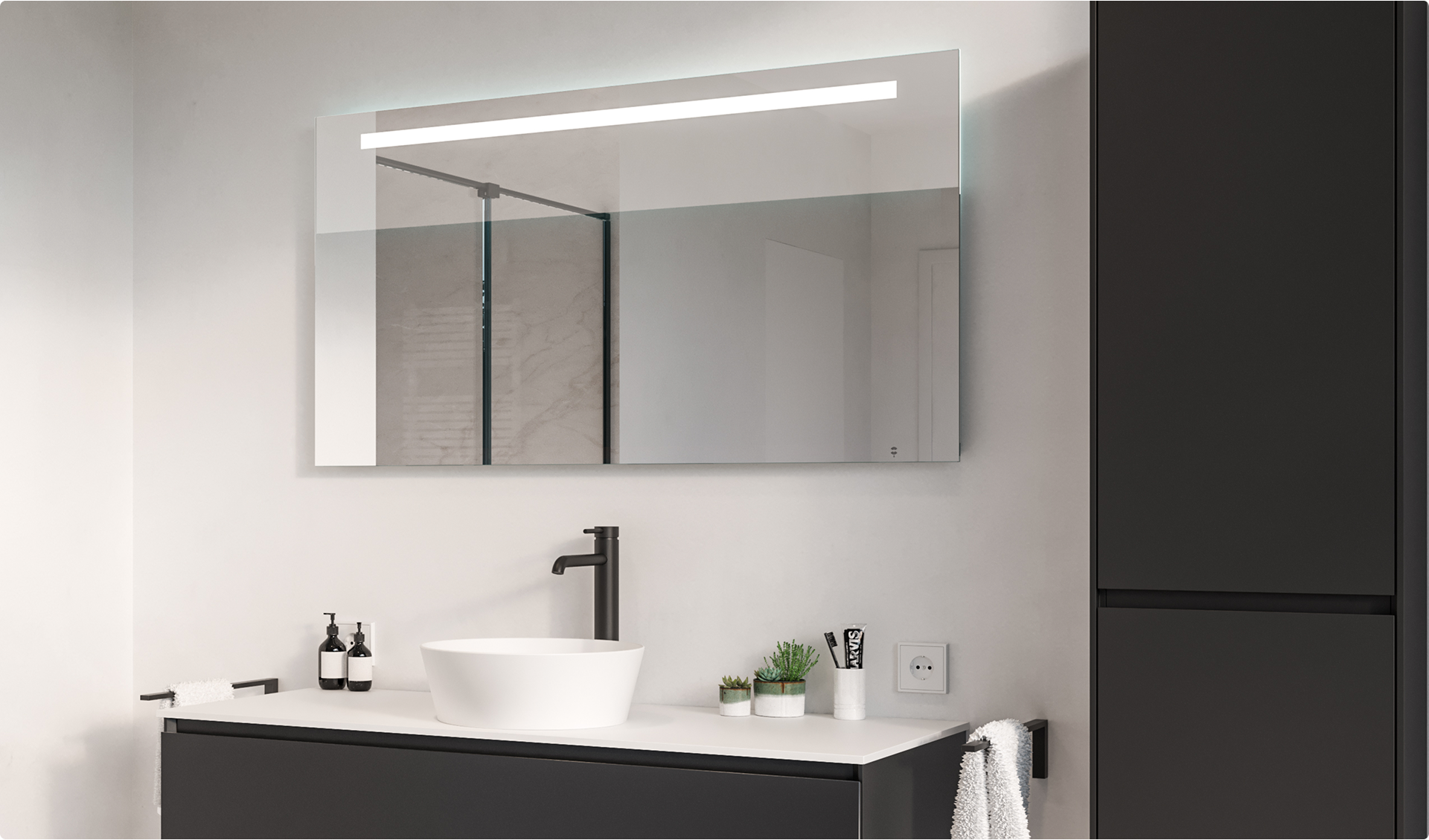 Modernes Badezimmer mit schwarzem Waschtisch, runder weißer Aufsatzwaschbecken, großem beleuchtetem Spiegel und hohem Schrank