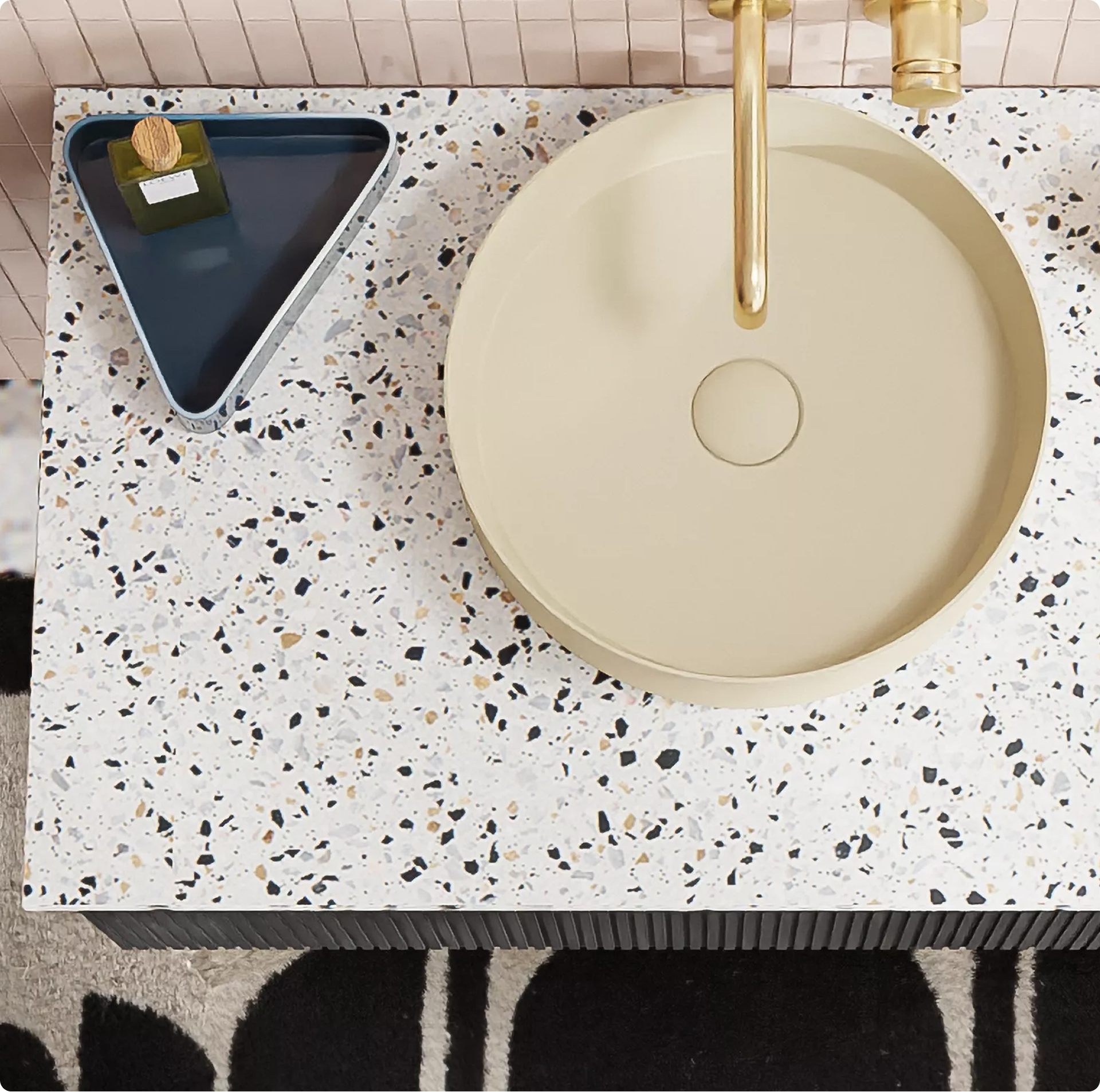 Badezimmermöbel mit Terrazzo-Platte, runder beiger Waschschale und goldener Armatur