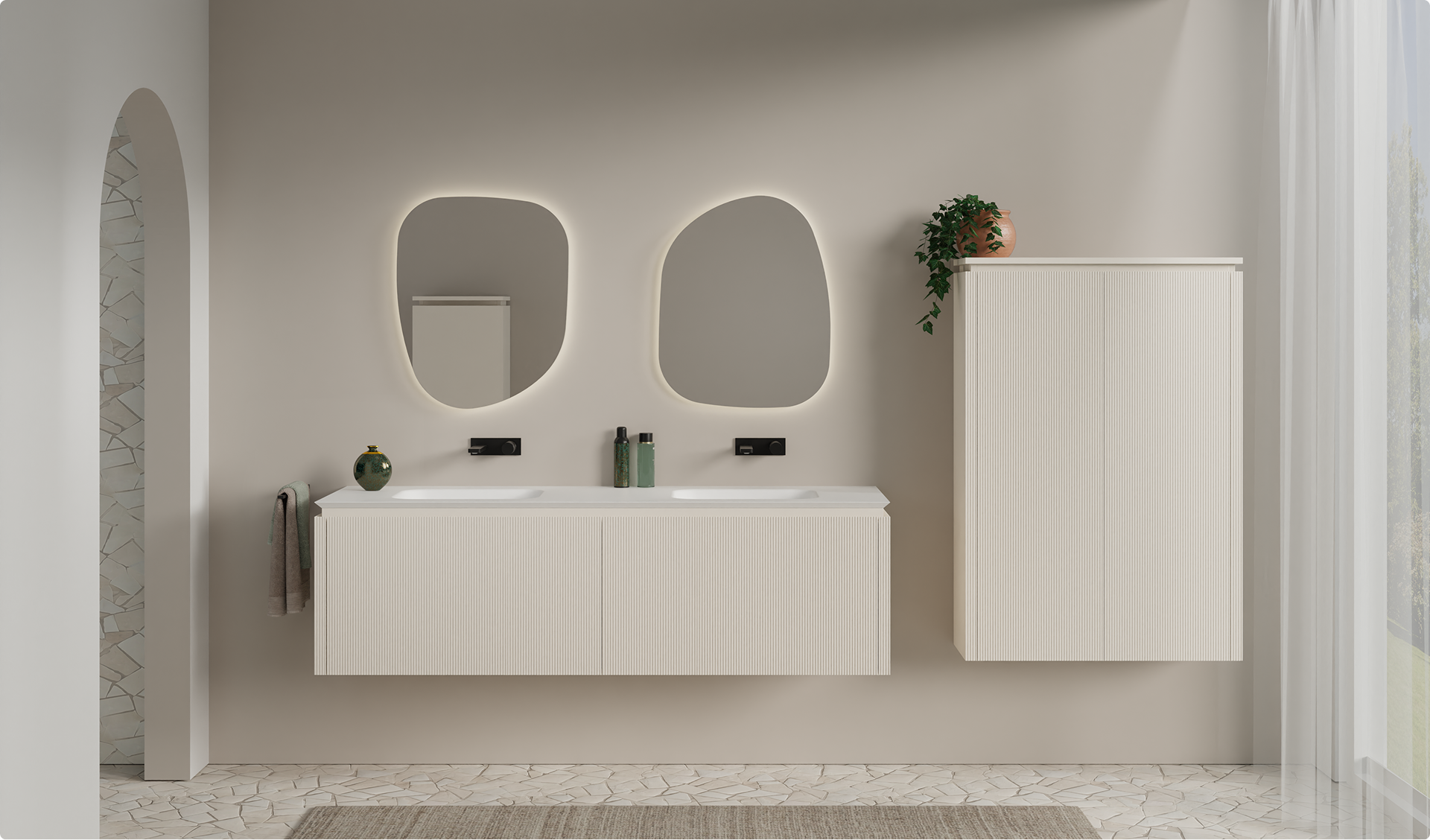 Modernes Badezimmer mit hellem Badezimmermöbel mit Rillenstruktur, Doppelwaschbecken, asymmetrischen beleuchteten Spiegeln und hohem Schrank