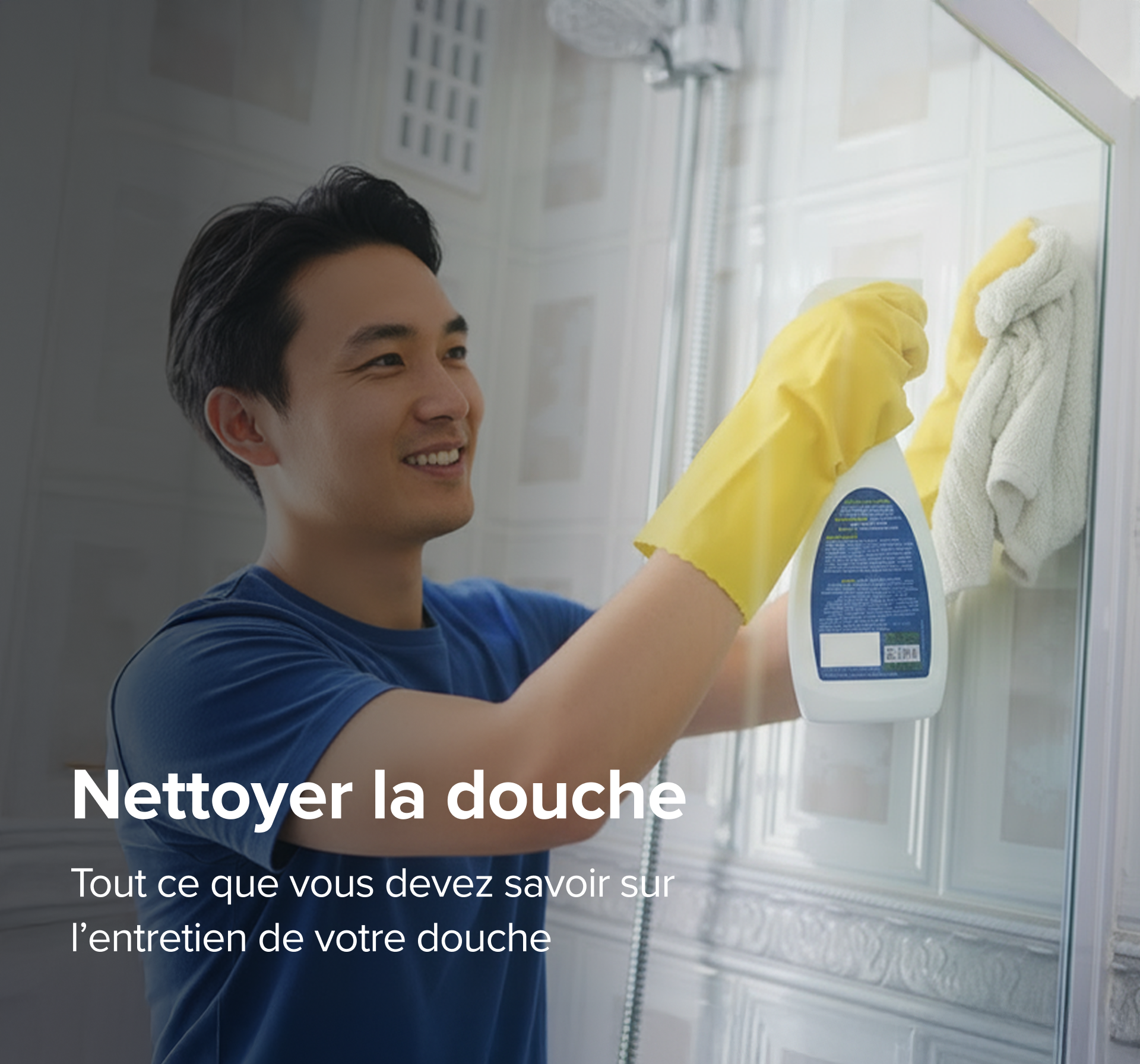 Homme souriant nettoyant la douche avec des gants jaunes – X²O salles de bains