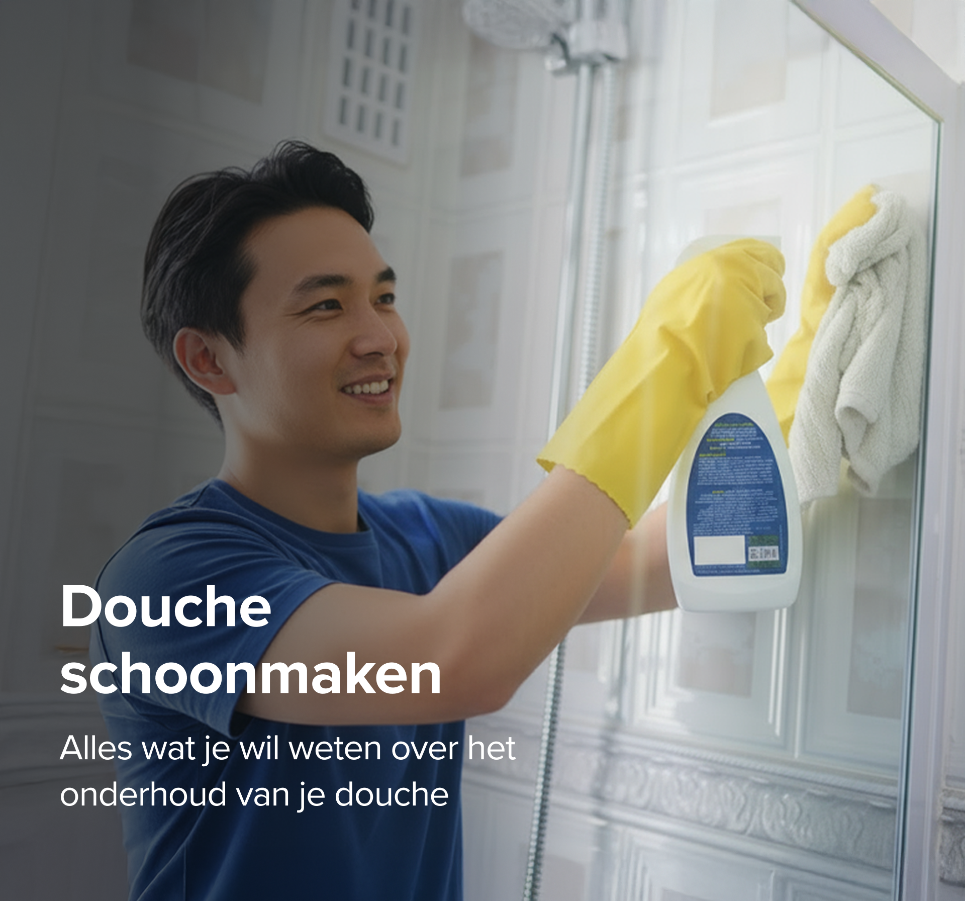 Man maakt lachend de douche schoon met gele schoonmaakhandschoenen – X²O Badkamers