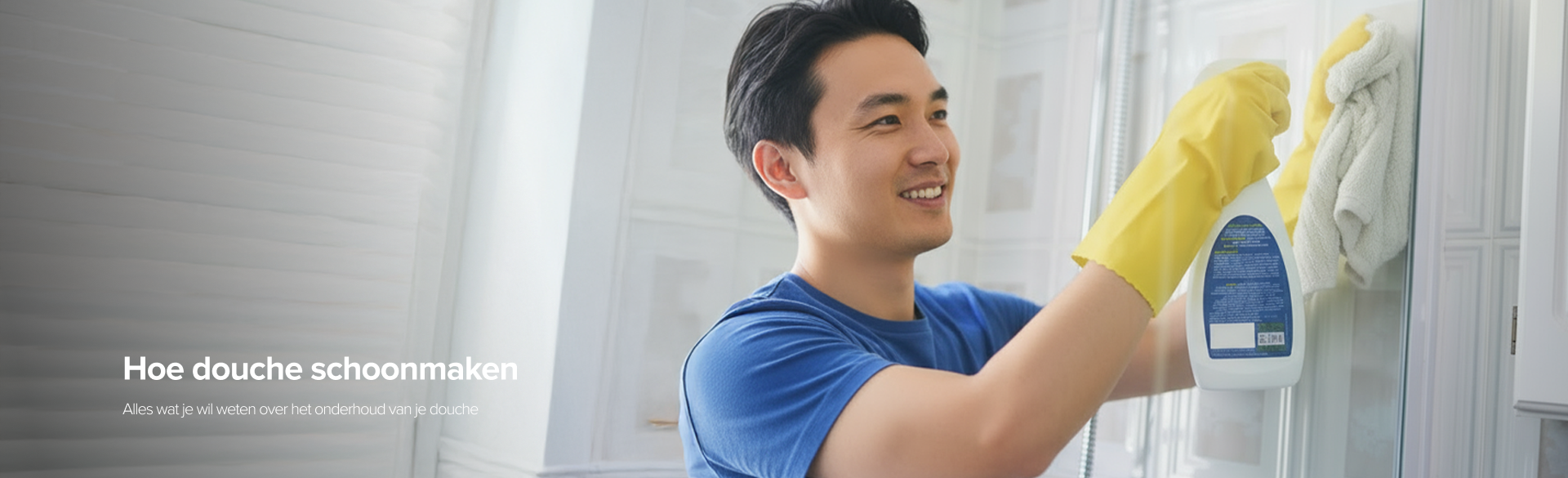 Man maakt lachend de douche schoon met gele schoonmaakhandschoenen – X²O Badkamers