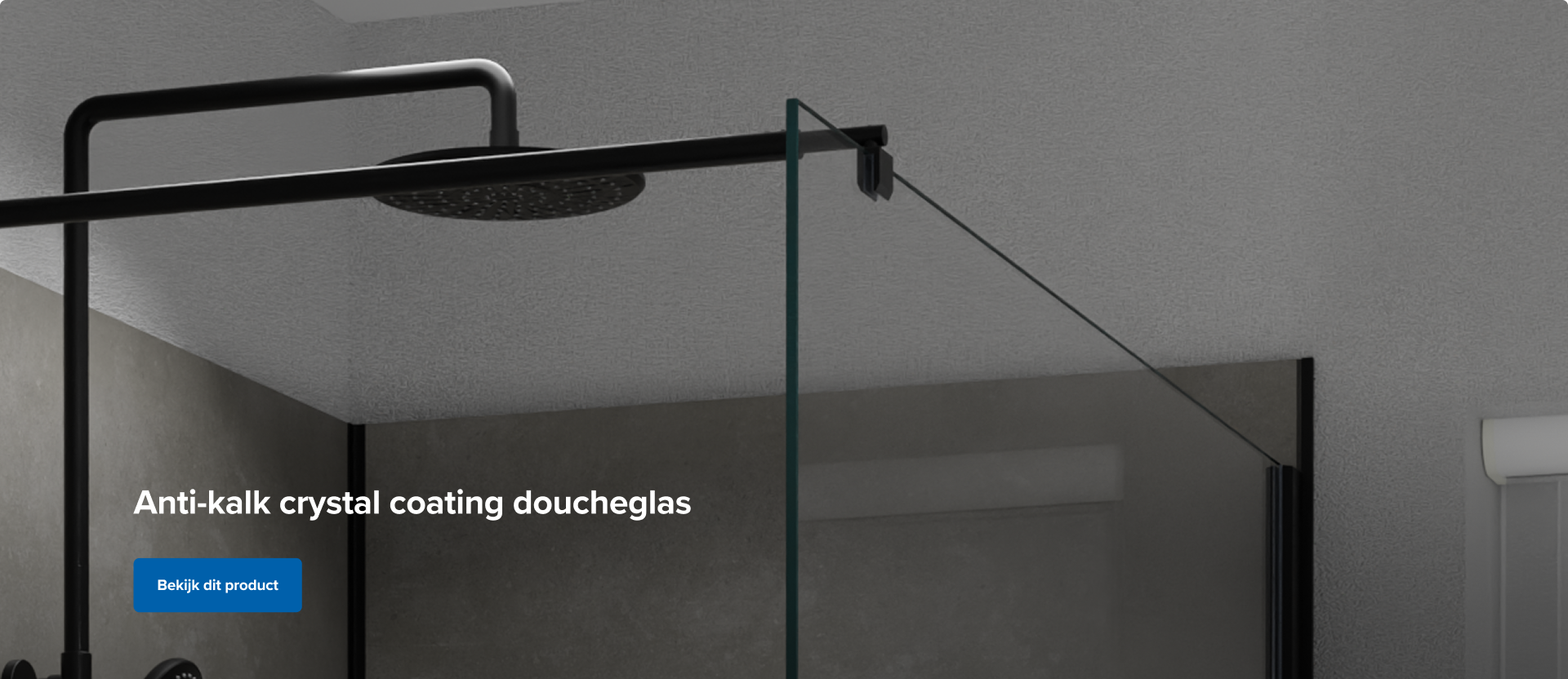Detail van een douchewand met zwarte regendouche in een moderne badkamer, met focus op het glas met Anti-Kalk-Crystal-Coating van X²O Badkamers.