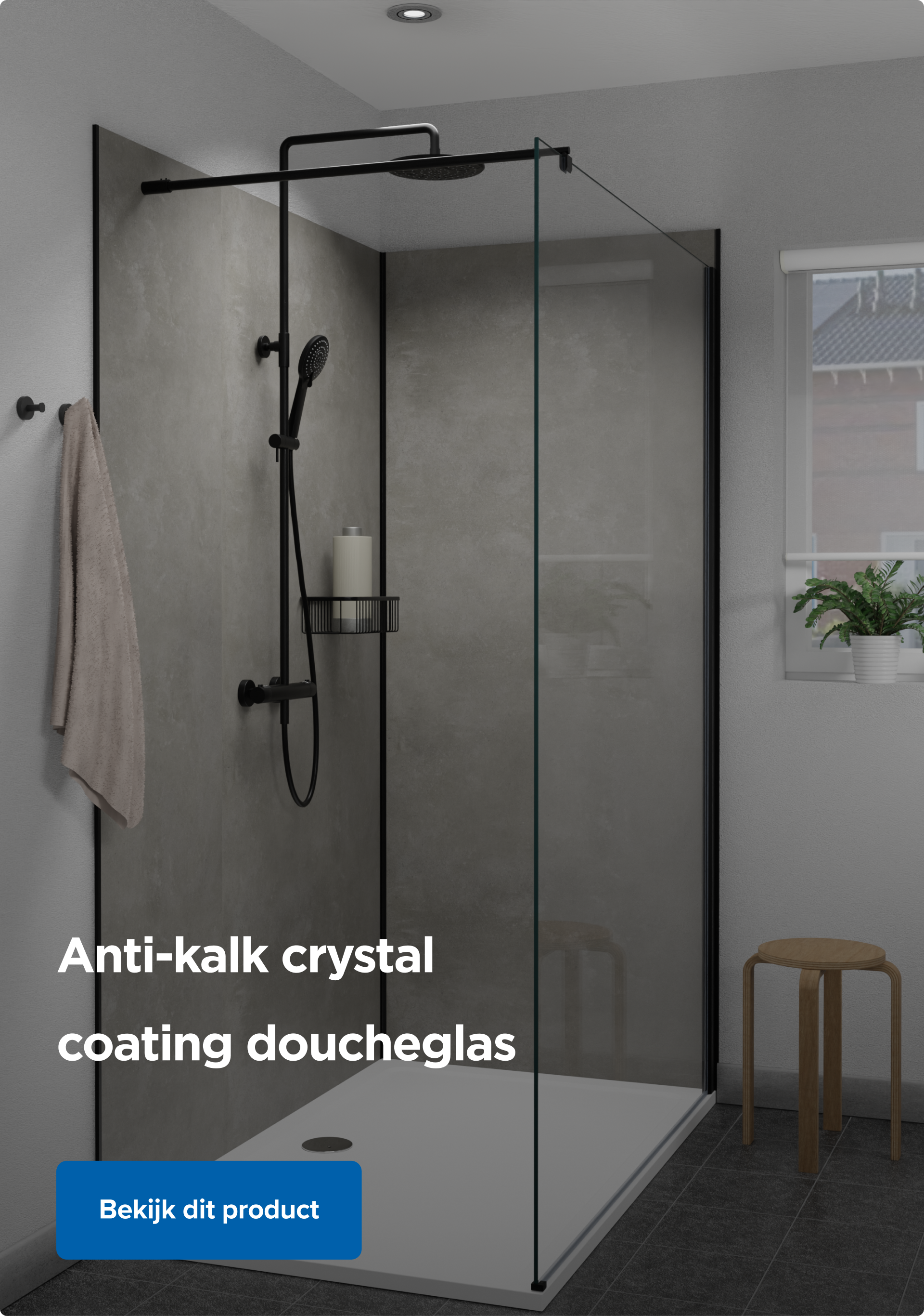 Detail van een douchewand met zwarte regendouche in een moderne badkamer, met focus op het glas met Anti-Kalk-Crystal-Coating van X²O Badkamers.