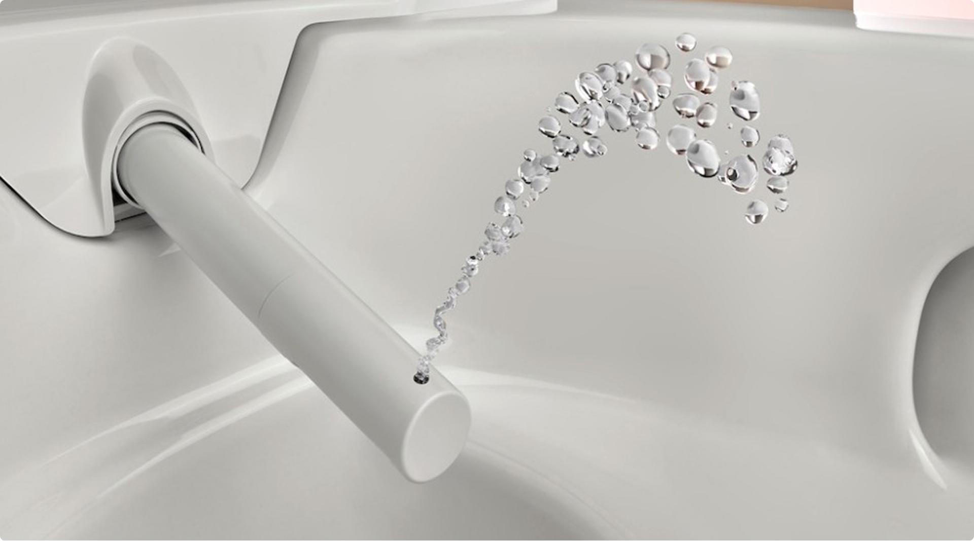 Detail van een douche wc waarbij een waterstraal uit de sproeiarm komt voor reiniging, in een toilet van x²o badkamers.