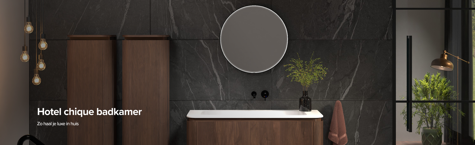 Luxueus x²o badkamers ontwerp in hotel chique stijl. Donkere natuursteen muur, verlichte ronde spiegel en houten badkamermeubels met verticale groeven. Sfeerverlichting met hanglampen en een zwarte kraan geven een warme, exclusieve uitstraling.