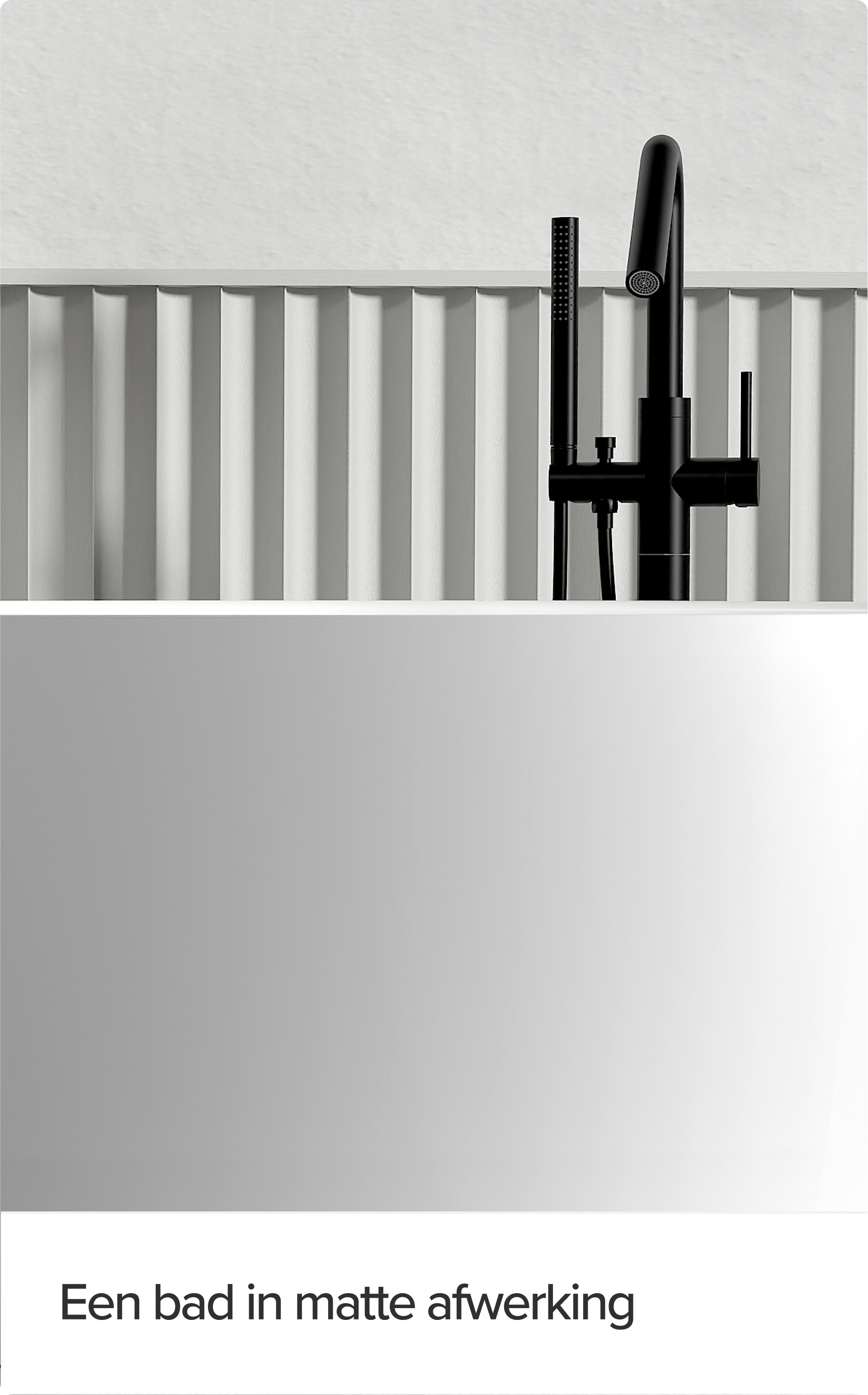 Detail van een vrijstaand matwit bad uit het x²o badkamers assortiment, met zwarte badkraan en ribbelstructuur op de wand erachter. Het minimalistische kleurgebruik zorgt voor een strakke, moderne uitstraling.