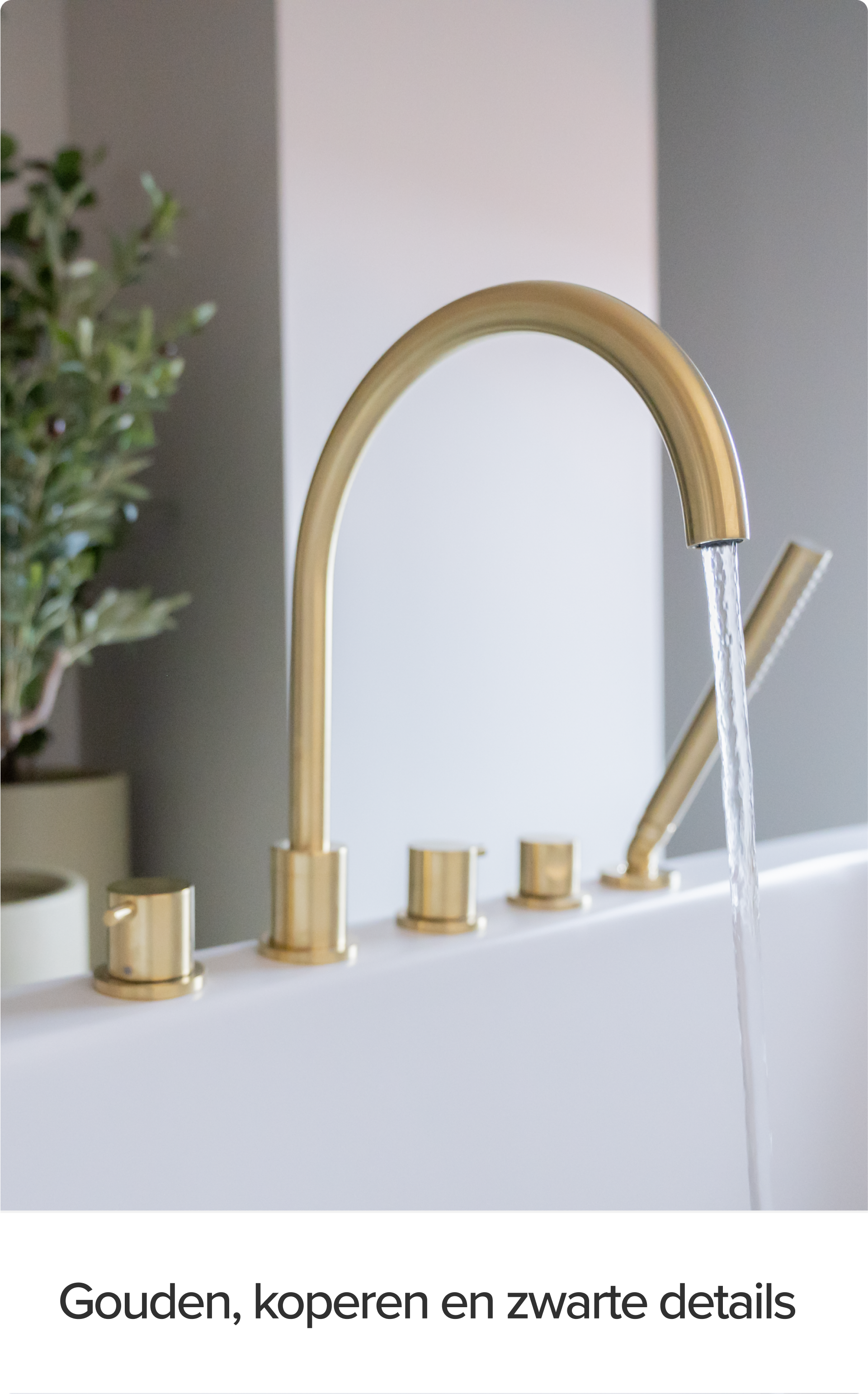 Detailopname van een goudkleurige kraan in een x²o badkamers setting. Stromend water komt uit de boogvormige kraan, op de achtergrond groene planten en zacht daglicht. De afwerking straalt verfijning en luxe uit.