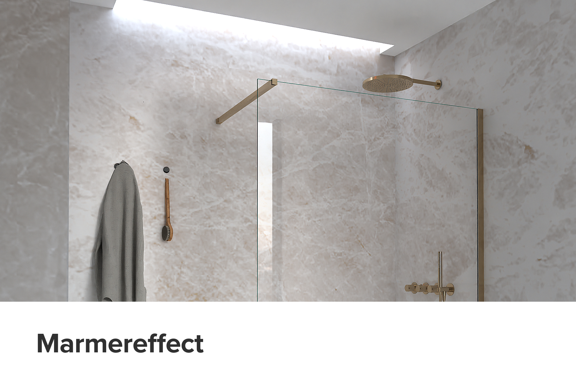 x²o badkamers douchehoek met marmerlook wanden in beige tinten, een inloopdouche met goudkleurige regendouche en glaswand. Bovenaan zorgt een lichtstrook voor natuurlijke verlichting.
