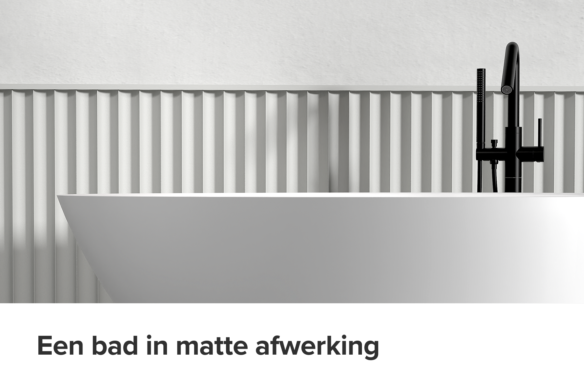 Detail van een vrijstaand matwit bad uit het x²o badkamers assortiment, met zwarte badkraan en ribbelstructuur op de wand erachter. Het minimalistische kleurgebruik zorgt voor een strakke, moderne uitstraling.