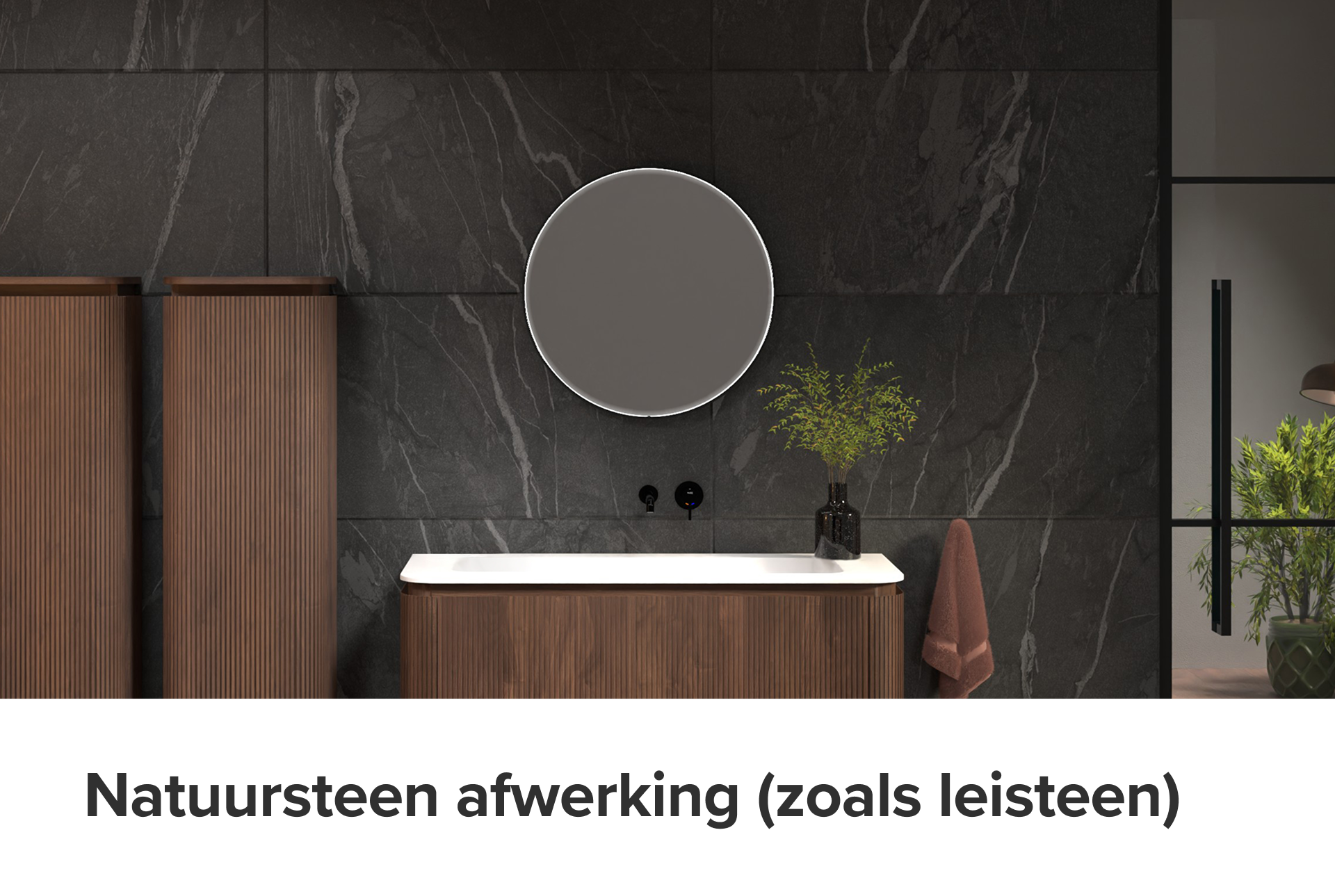 x²o badkamers meubel tegen een wand met natuursteenafwerking in leisteen-look. Rond verlicht spiegel, verticale houten kolomkasten en een zwart kraantje boven een wit werkblad benadrukken het luxe karakter.