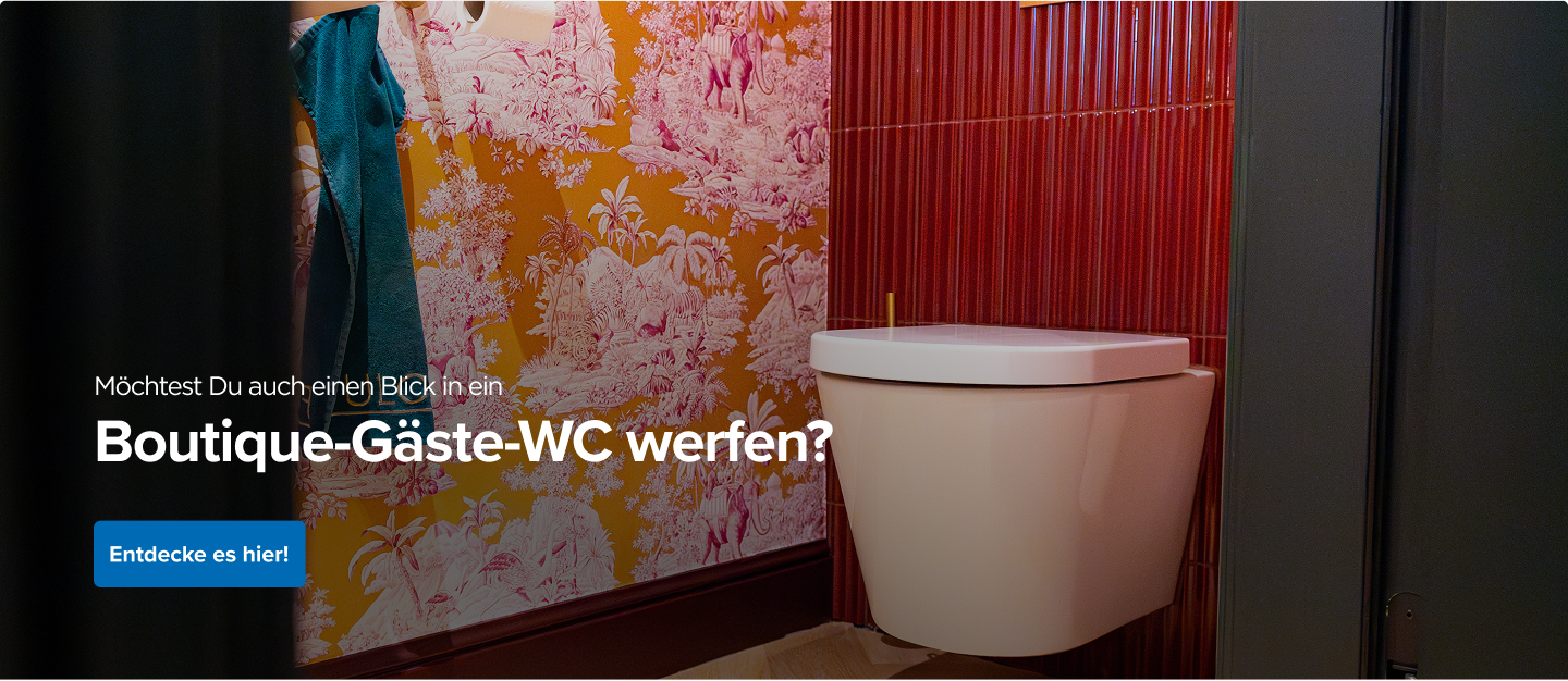 Dieses Foto zeigt ein Boutique-WC im x²o badkamers Stil mit einem modernen Hänge-WC an einer roten Wand mit vertikalen Fliesen. Links hängt ein blaugrünes Handtuch und rechts siehst du eine auffällige orangefarbene Tapete mit rosa Dschungelmuster, was dem Raum einen verspielten und schicken Look verleiht.