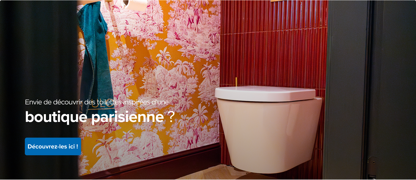Cette photo montre des toilettes boutique dans le style x²o badkamers, avec des WC suspendus modernes contre un mur rouge à carreaux verticaux. À gauche, une serviette bleu-vert est accrochée et à droite, on voit un papier peint orange vif à motif jungle rose qui donne un look ludique et chic à la pièce.