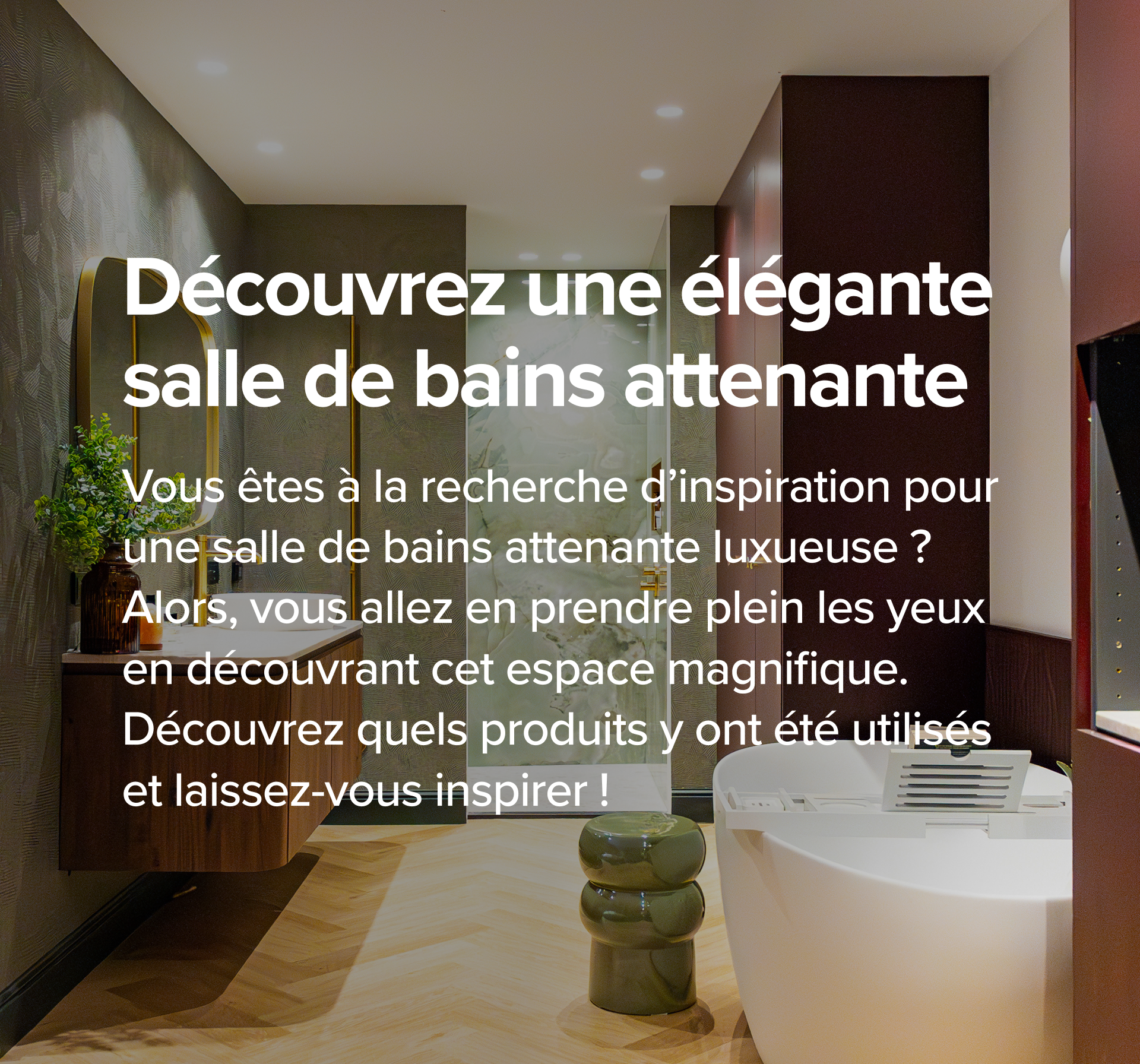 Sur la photo, on voit une salle de bains x²o badkamers ensuite luxueuse avec une baignoire blanche autoportante, un robinet doré et un meuble-lavabo élégant en bois avec un plan de travail en marbre. Un grand vase brun avec une plante verte, des bougies parfumées et des flacons de parfum décorent le meuble. La douche est équipée d'une douche de pluie dorée, d'une niche dorée contenant des produits de soin et d'une douchette fixée sur un mur en marbre vert. Il y a aussi des toilettes séparées avec un papier peint rose à motif jungle et des carreaux muraux rouges, complétant l’ambiance chic.