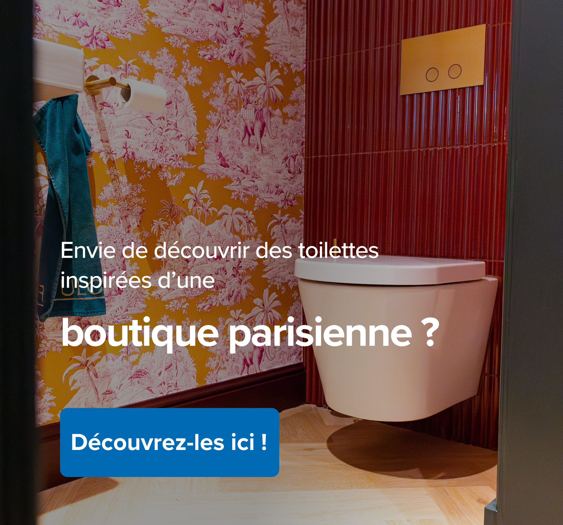 Cette photo montre des toilettes boutique dans le style x²o badkamers, avec des WC suspendus modernes contre un mur rouge à carreaux verticaux. À gauche, une serviette bleu-vert est accrochée et à droite, on voit un papier peint orange vif à motif jungle rose qui donne un look ludique et chic à la pièce.