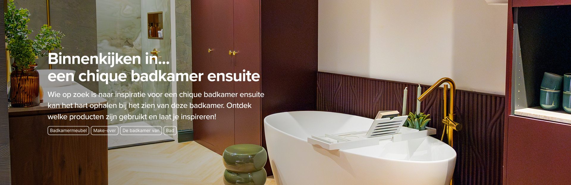 Op de foto zie je een luxueuze x²o badkamers ensuite met een vrijstaand wit bad, gouden kraan en een stijlvolle houten wastafel met marmeren blad. Er staat een grote plant in een bruine vaas, geurkaarsen en flesjes parfum op het wastafelmeubel. De douche heeft een gouden regendouchekop, een gouden nis met verzorgingsproducten en een handdouche tegen een groen gemarmerde wand. Er is ook een apart toilet met een opvallend roze behang met jungleprint en rode wandtegels, wat de chique sfeer compleet maakt.