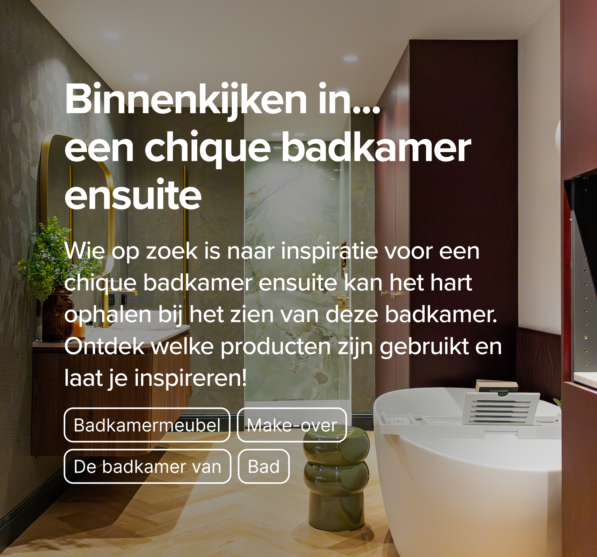 Op de foto zie je een luxueuze x²o badkamers ensuite met een vrijstaand wit bad, gouden kraan en een stijlvolle houten wastafel met marmeren blad. Er staat een grote plant in een bruine vaas, geurkaarsen en flesjes parfum op het wastafelmeubel. De douche heeft een gouden regendouchekop, een gouden nis met verzorgingsproducten en een handdouche tegen een groen gemarmerde wand. Er is ook een apart toilet met een opvallend roze behang met jungleprint en rode wandtegels, wat de chique sfeer compleet maakt.