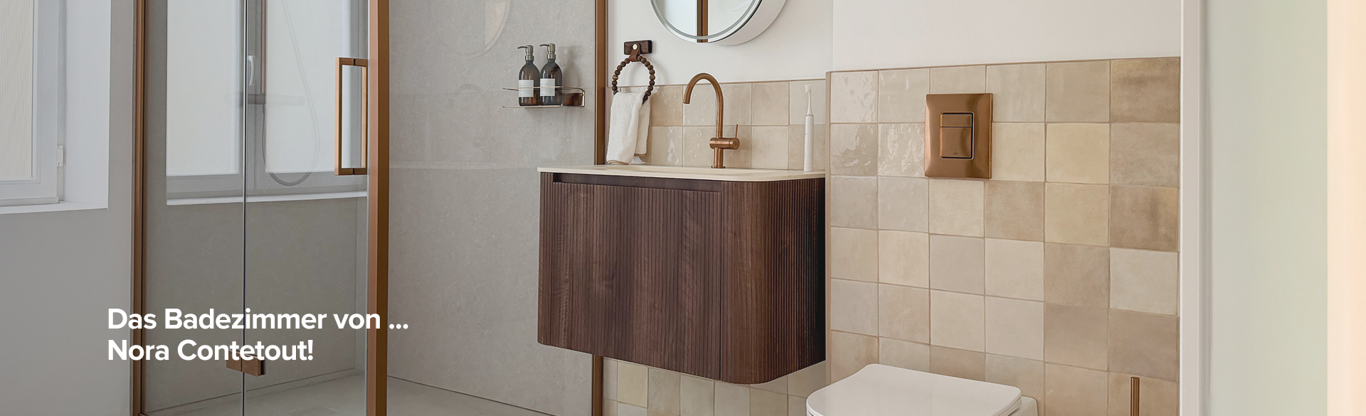 Badezimmer von x²o Badezimmer mit Holzwaschtisch, rundem Spiegel, Dusche und WC mit Text „De badkamer van Nora Conteout“.