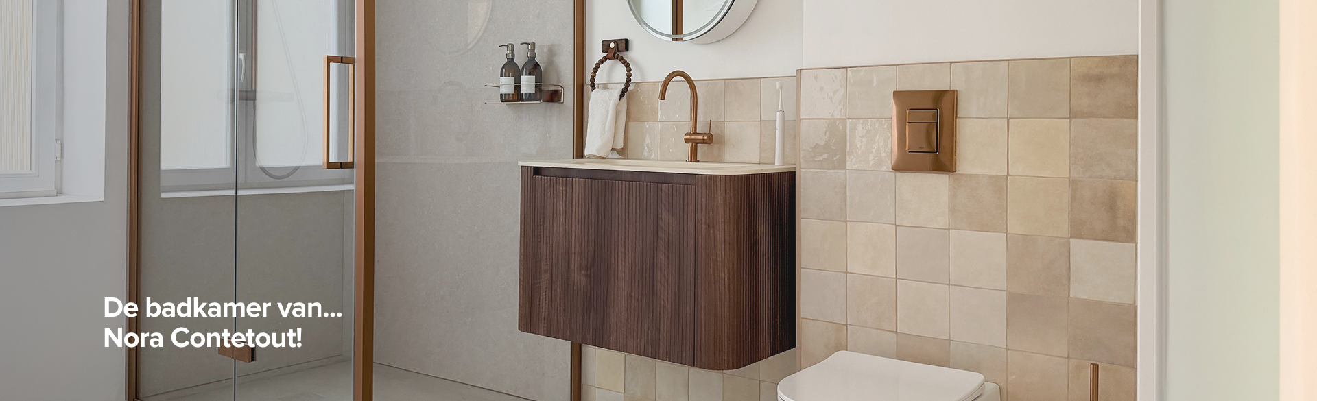 Badkamer van x²o badkamers met houten wastafelmeubel, ronde spiegel, douchecabine en toilet, met tekstoverlay “De badkamer van Nora Conteout”.