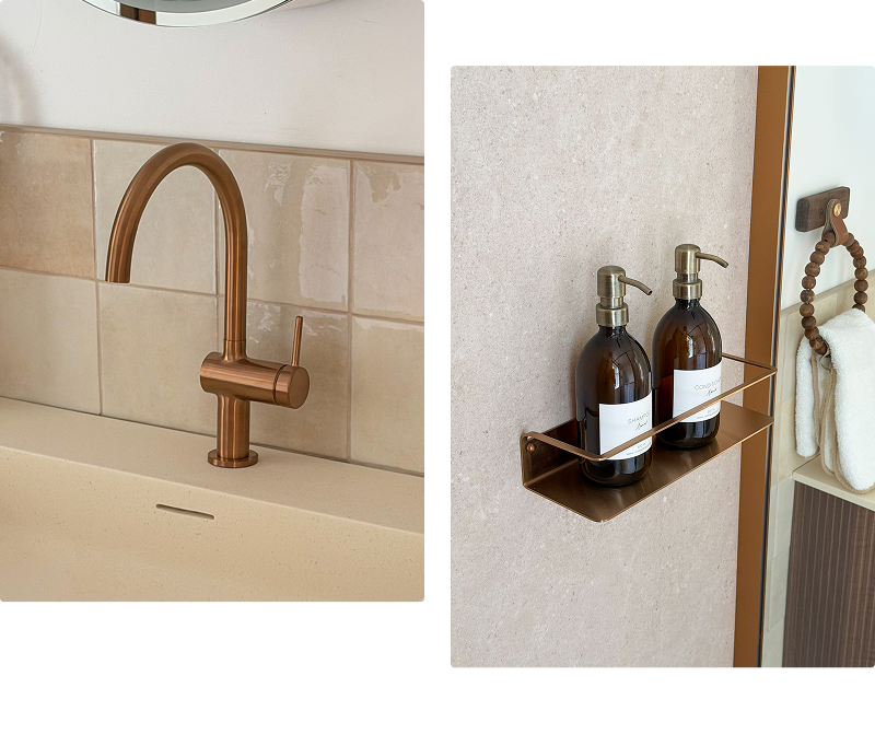 Detail van een roségouden wastafelkraan van x²o badkamers op een lichte wastafel met beige tegelwand op de achtergrond.