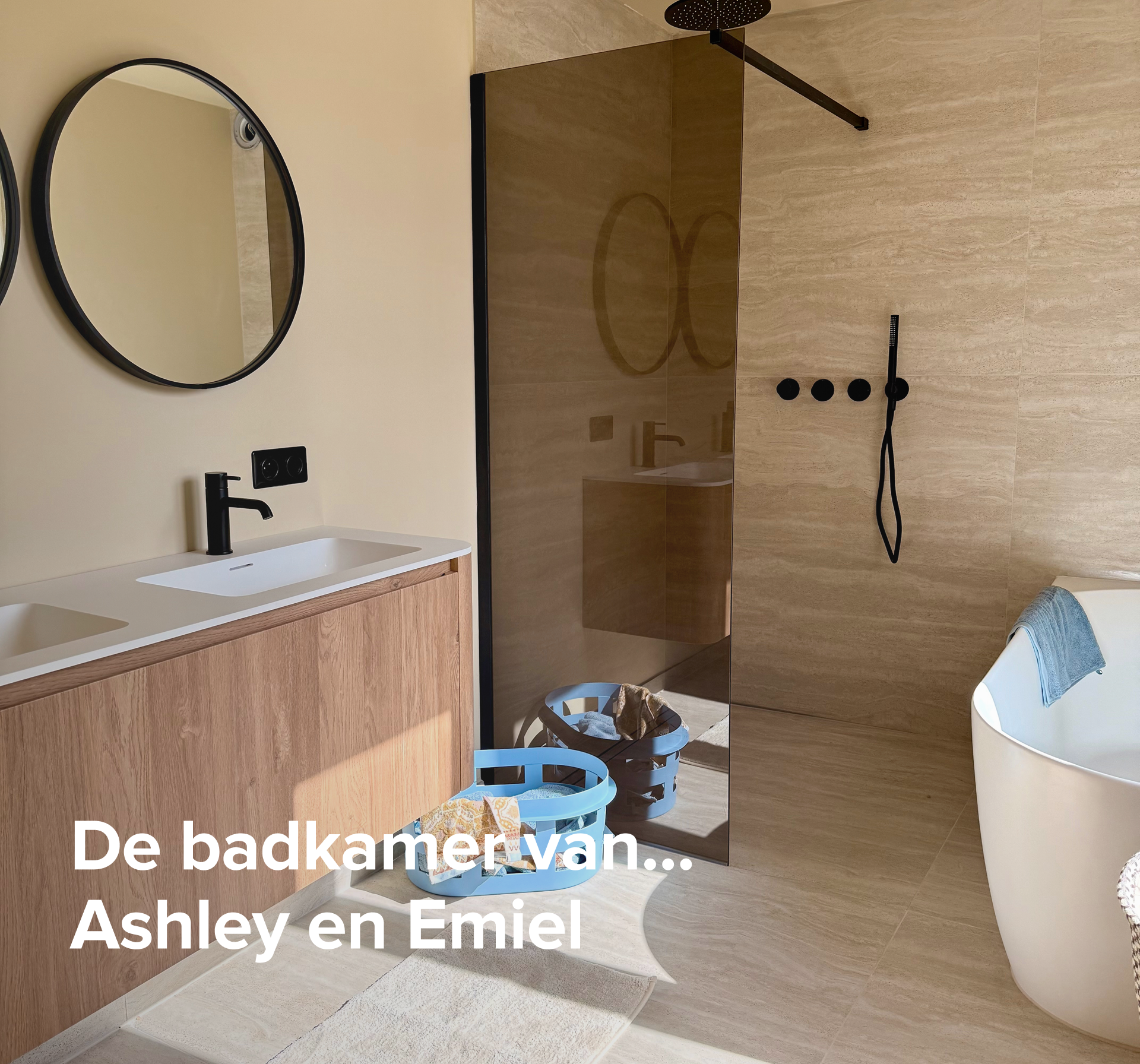 In deze inspirerende badkamer van x²o badkamers zie je het interieur van Ashley en Emiel met een houten wastafelmeubel, een inloopdouche met glazen wand en zwarte douchebediening, en een wit vrijstaand bad met handdoek, terwijl de tekst “De badkamer van Ashley en Emiel” in beeld staat.