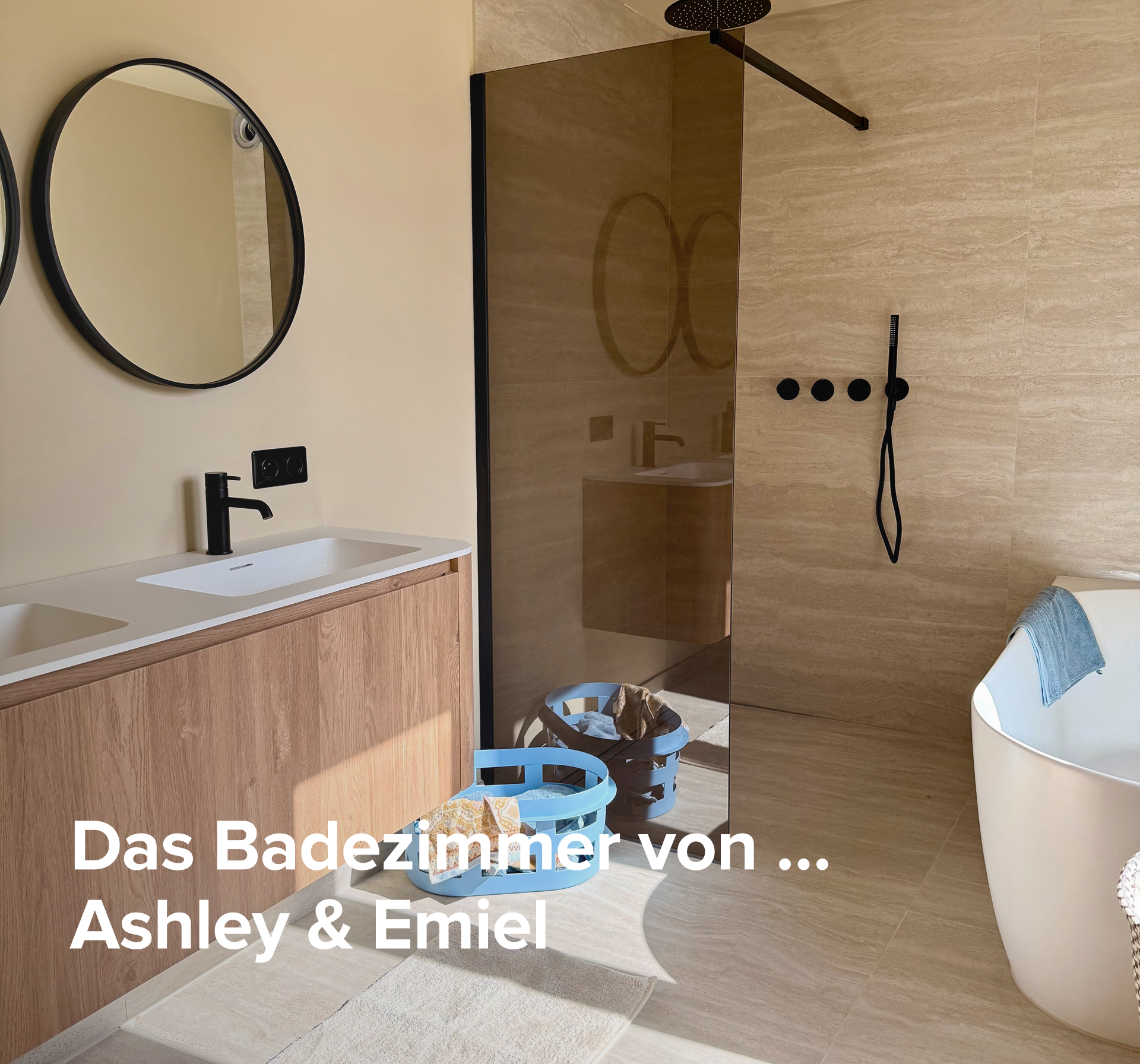 In diesem inspirierenden Badezimmer von x²o Badezimmer siehst du das Interieur von Ashley und Emiel mit einem Holzwaschtisch, einer begehbaren Dusche mit Glaswand und schwarzen Bedienelementen sowie einer weißen freistehenden Badewanne mit Handtuch, während der Text „Das Badezimmer von Ashley und Emiel“ im Bild zu sehen ist.