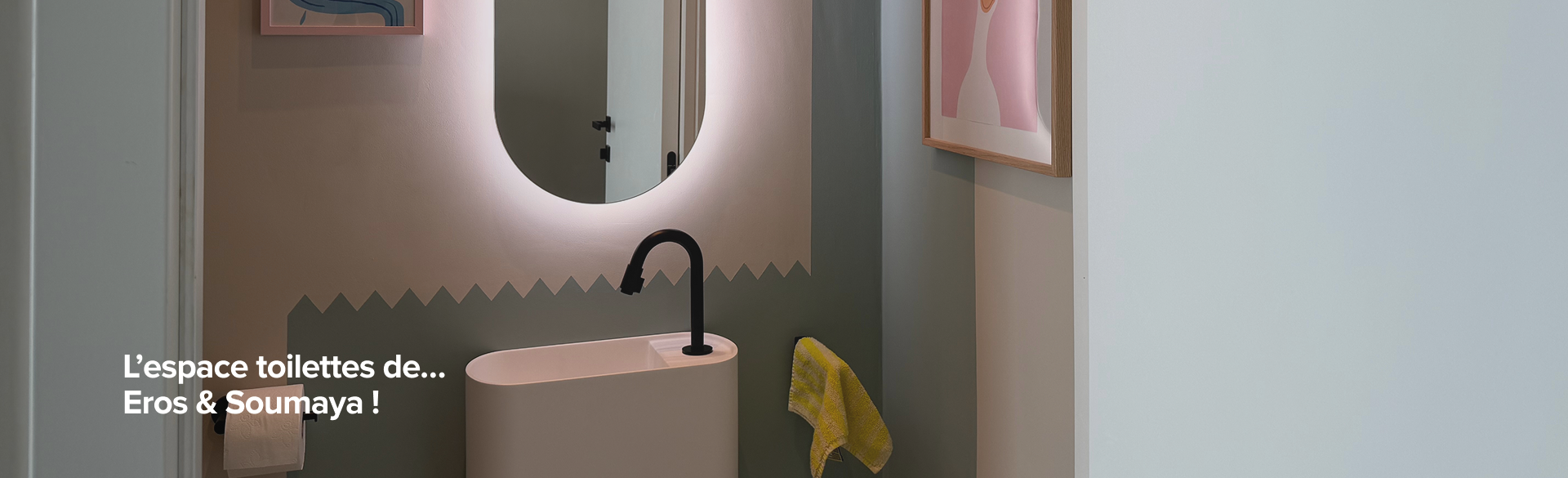Petit espace toilettes x²o salles de bains avec accents roses et beiges, robinet noir et texte français.