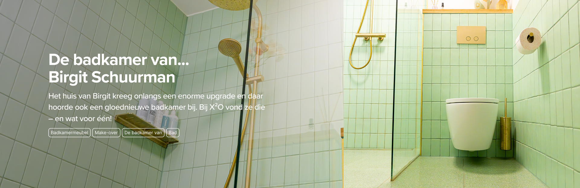 In deze x²o badkamers van Birgit Schuurman zie je een groene badkamer met gouden douche, wandtoilet met gouden borstelhouder, glazen douchewand en accessoires zoals geurstokjes en een bloemenvaas.