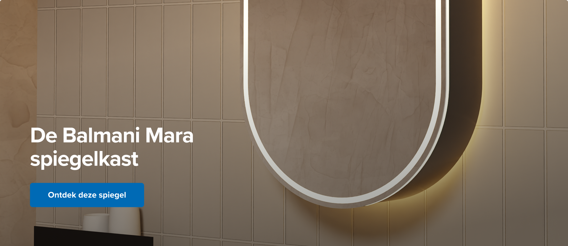 In deze x²o badkamers zie je de Balmani Mara spiegelkast met afgeronde hoeken, LED-verlichting rondom en beige wandtegels als achtergrond.