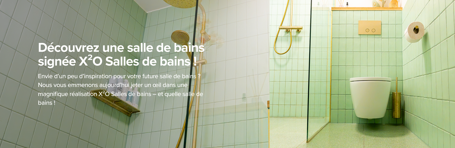 Cette salle de bain x²o de Birgit Schuurman montre une pièce verte avec une douche dorée, des toilettes suspendues avec brosse dorée, paroi de douche en verre et accessoires comme des bâtonnets parfumés et un vase à fleurs.