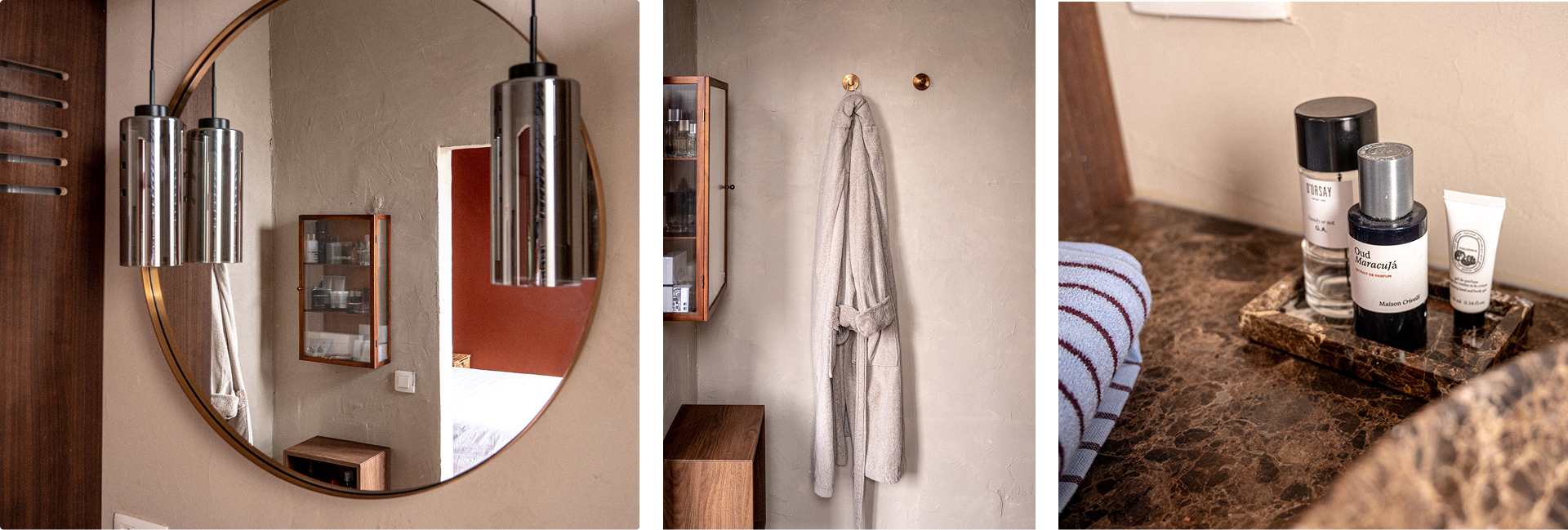 Moderne badkamer met ronde spiegel, stijlvolle hanglampen, opgehangen badjas en marmeren wastafelblad met verzorgingsproducten – X2O badkamers