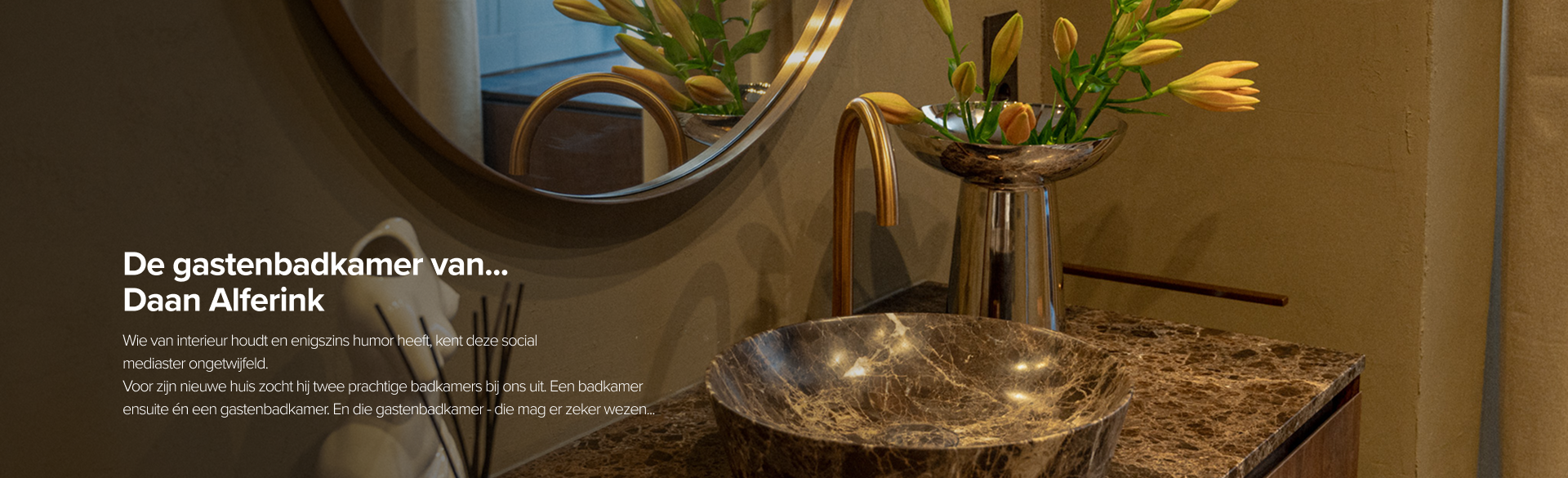 Luxe wastafel in marmer met gouden kraan en spiegel uit het assortiment van X²O Badkamers.