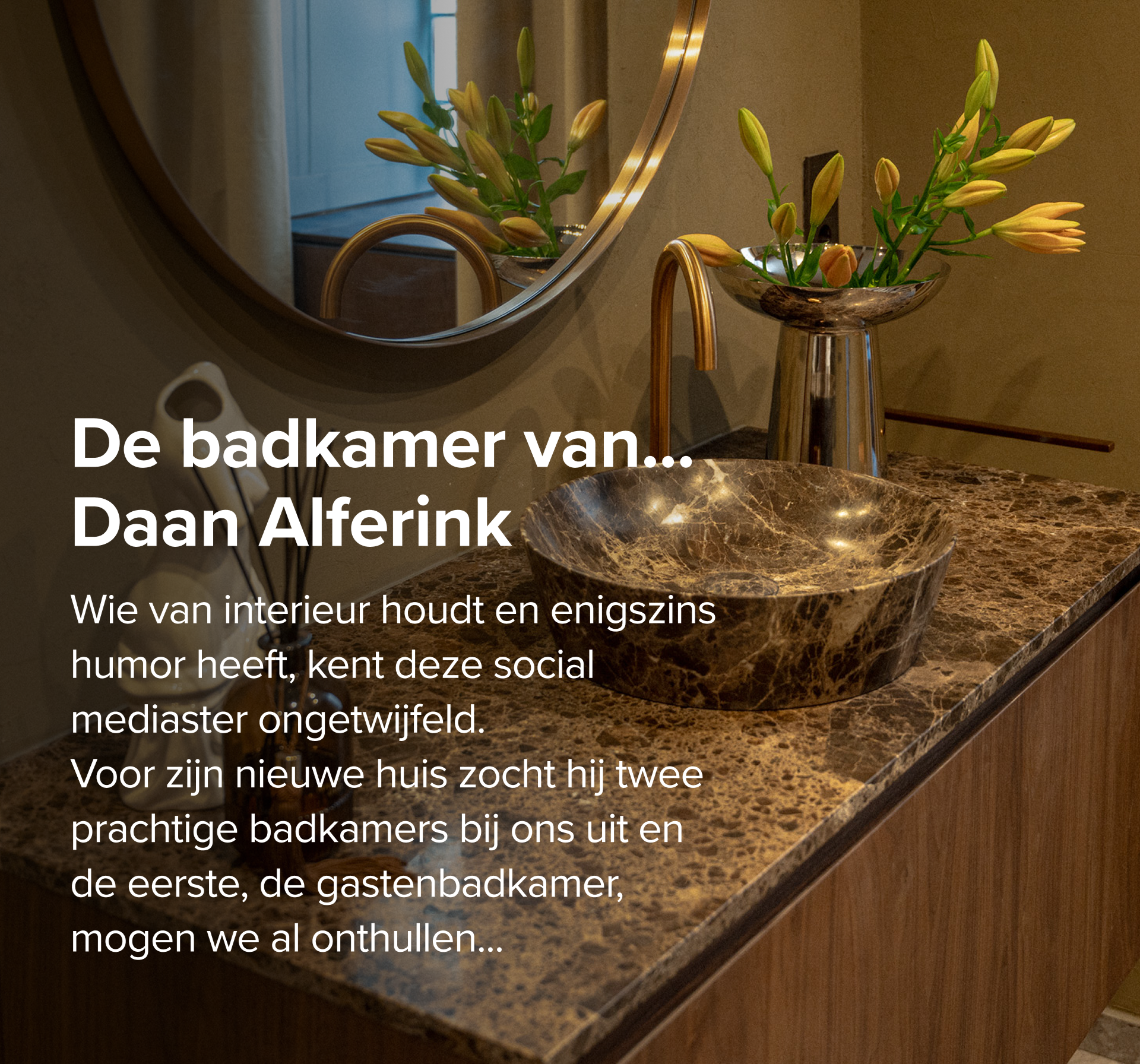 Luxe wastafel in marmer met gouden kraan en spiegel uit het assortiment van X²O Badkamers.