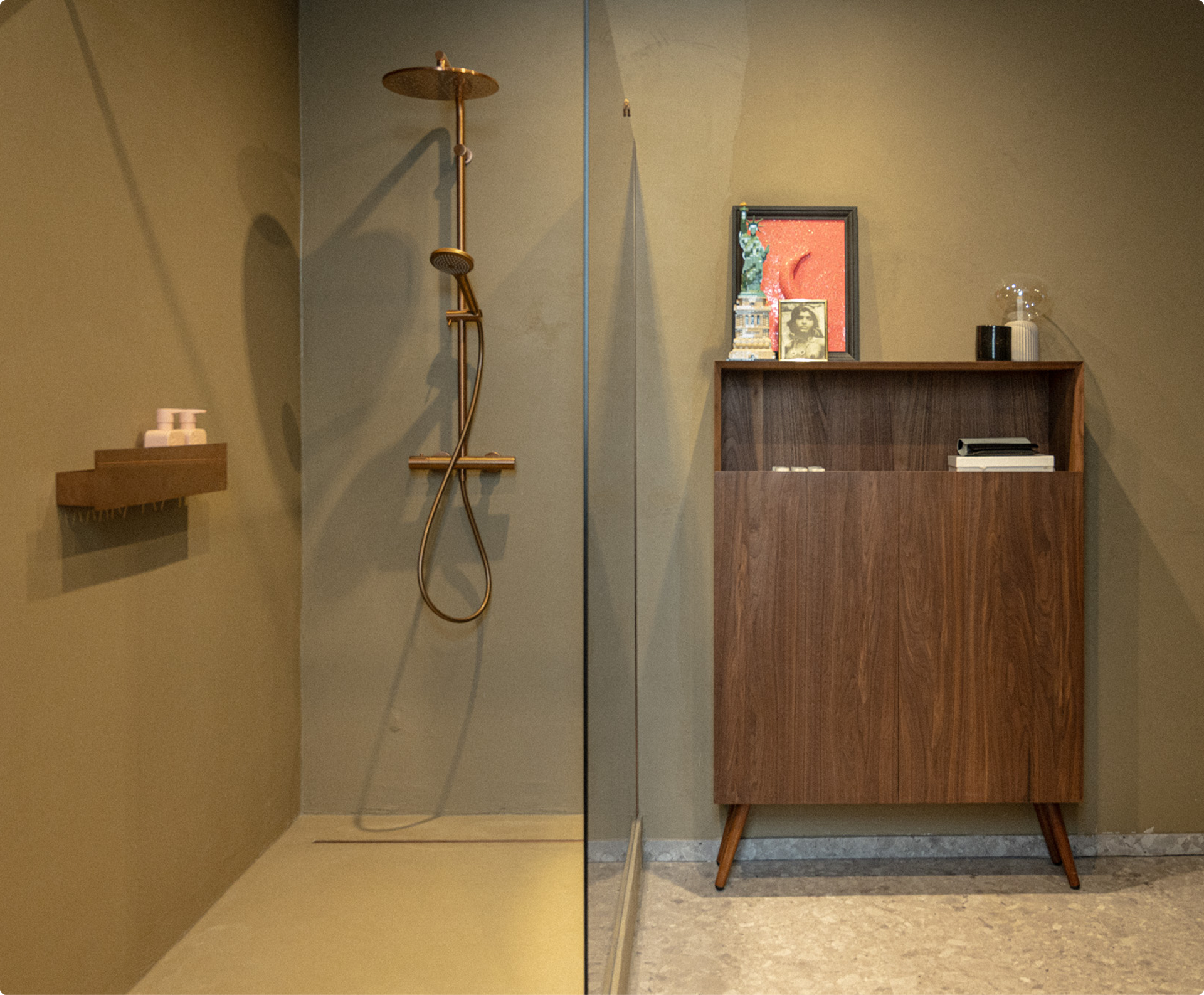 Open X²O douche met regendouchesysteem, naast een retro wandkast.