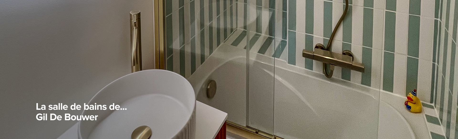 Salle de bains de Gil De Bouwer avec des carreaux muraux verticaux vert et blanc, robinet doré et canard X2O sur le bord de la baignoire – une création de x2o salles de bains.